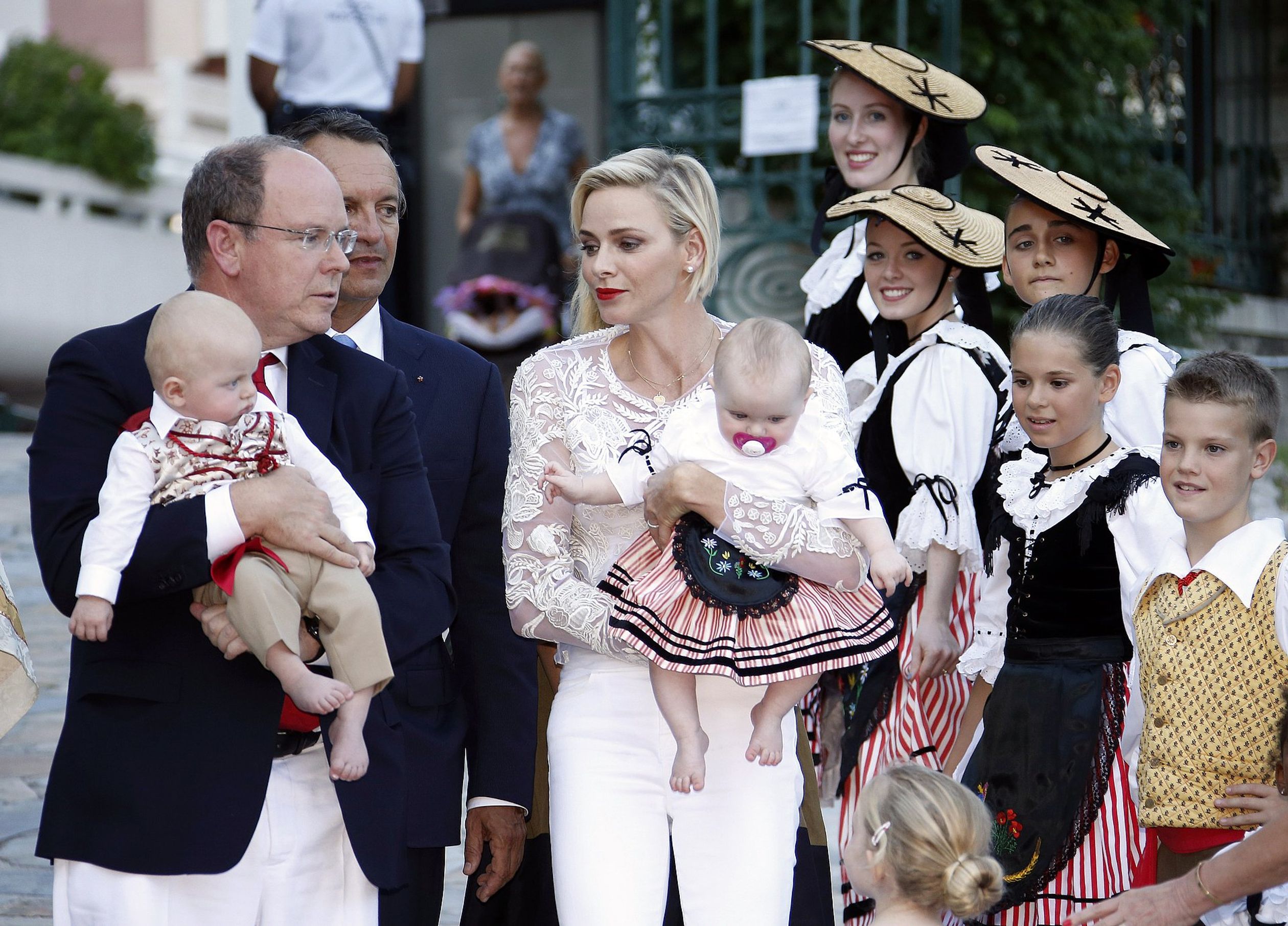 Augustus 2015: Prins Albert en prinses Charlene arriveren met hun tweeling, prins Jacques en prinses