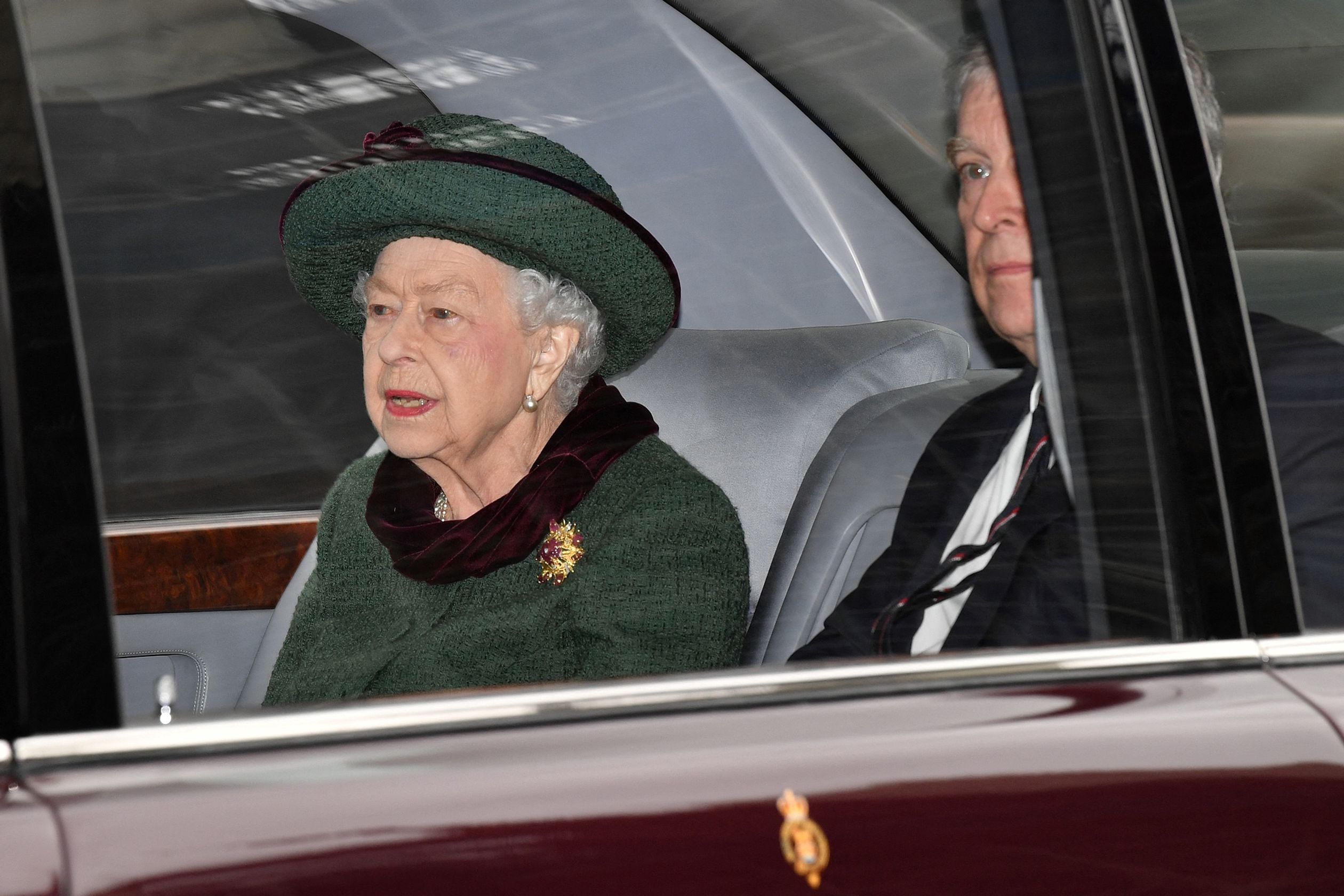 Koningin Elizabeth arriveert samen met haar zoon prins Andrew.
