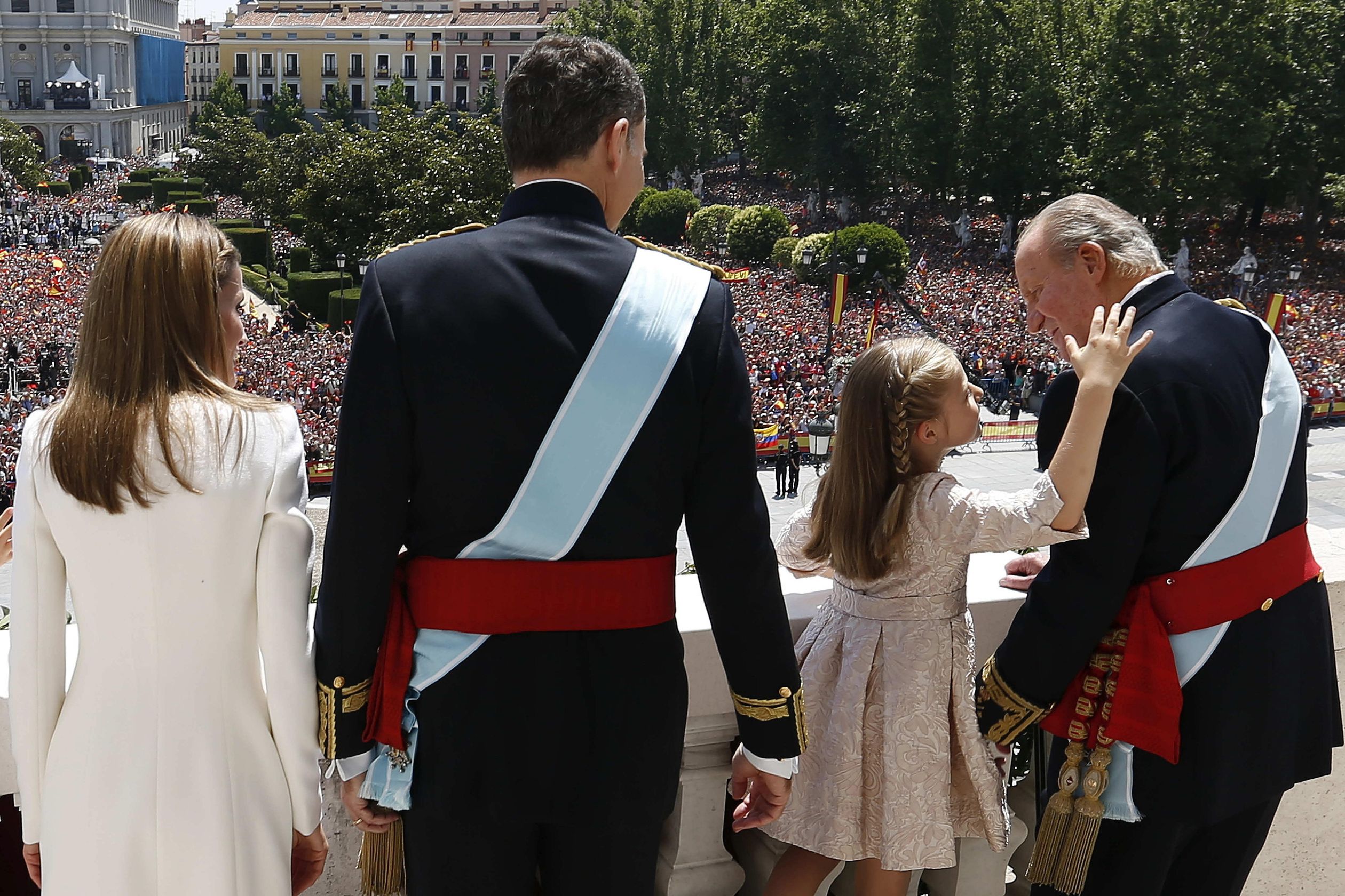 Vlak nadat hij afstand gedaan heeft van de troon krijgt Juan Carlos een kus van zijn kleindochter op