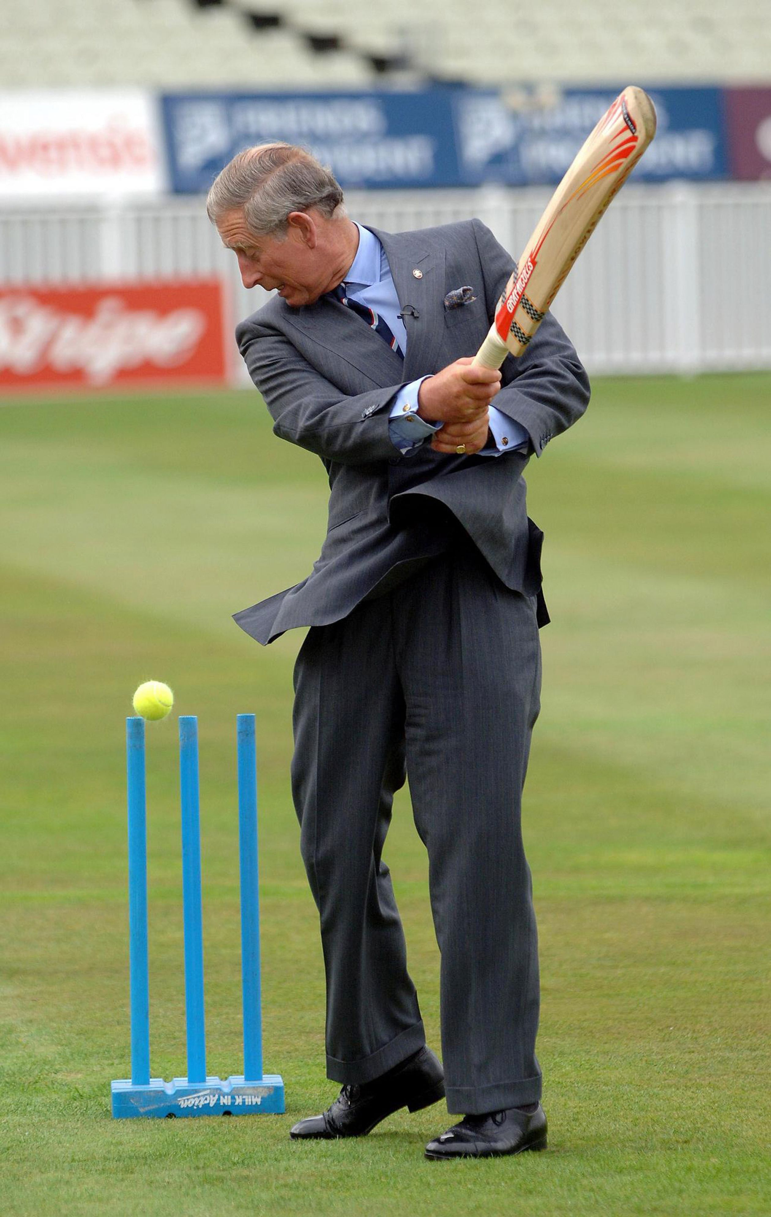 2006: Charles tijdens een bezoek aan het Prince's Trust 12 week cricketing programme.