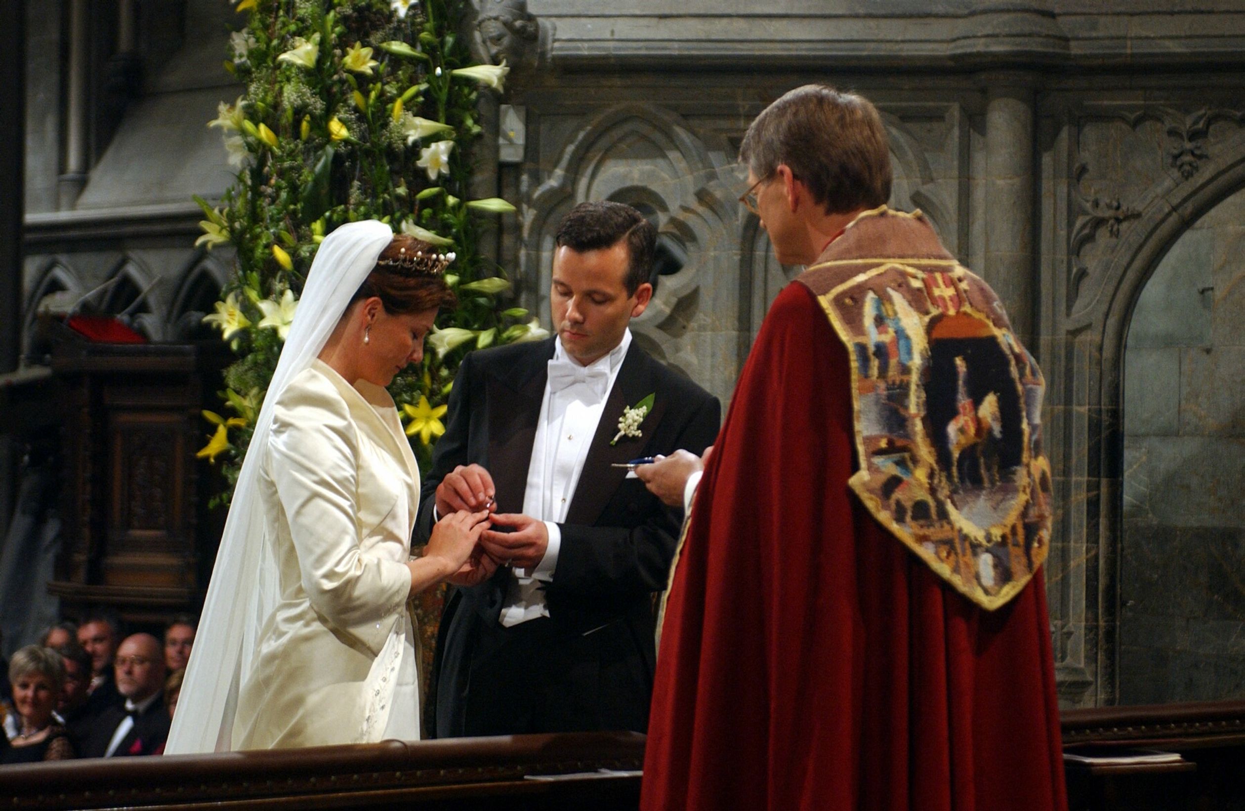 Op 24 mei 2002 trouwen Märtha-Louise en Ari Behn in de Nidaros kathedraal in Trondheim.