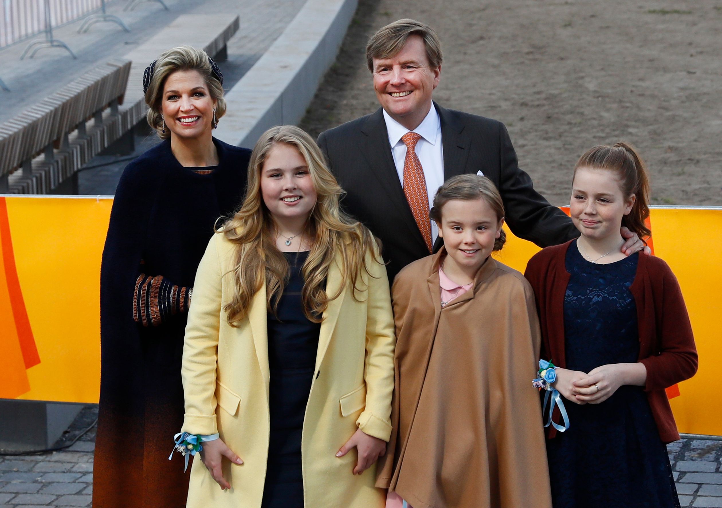 Koning Willem-Alexander, koningin Maxima en prinsessen Amalia, Ariane en Alexia tijdens Koningsdag
