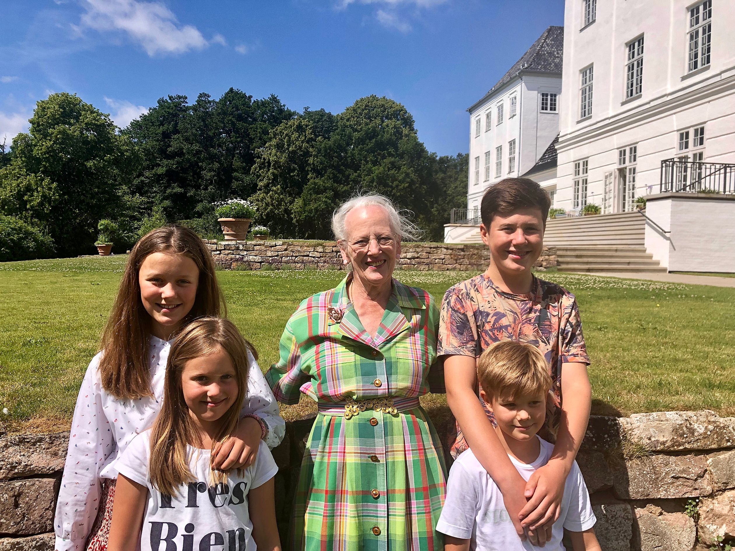 Op de foto met oma. Koningin Margrethe met vier van haar kleinkinderen in de tuin van Gråsten Slot,