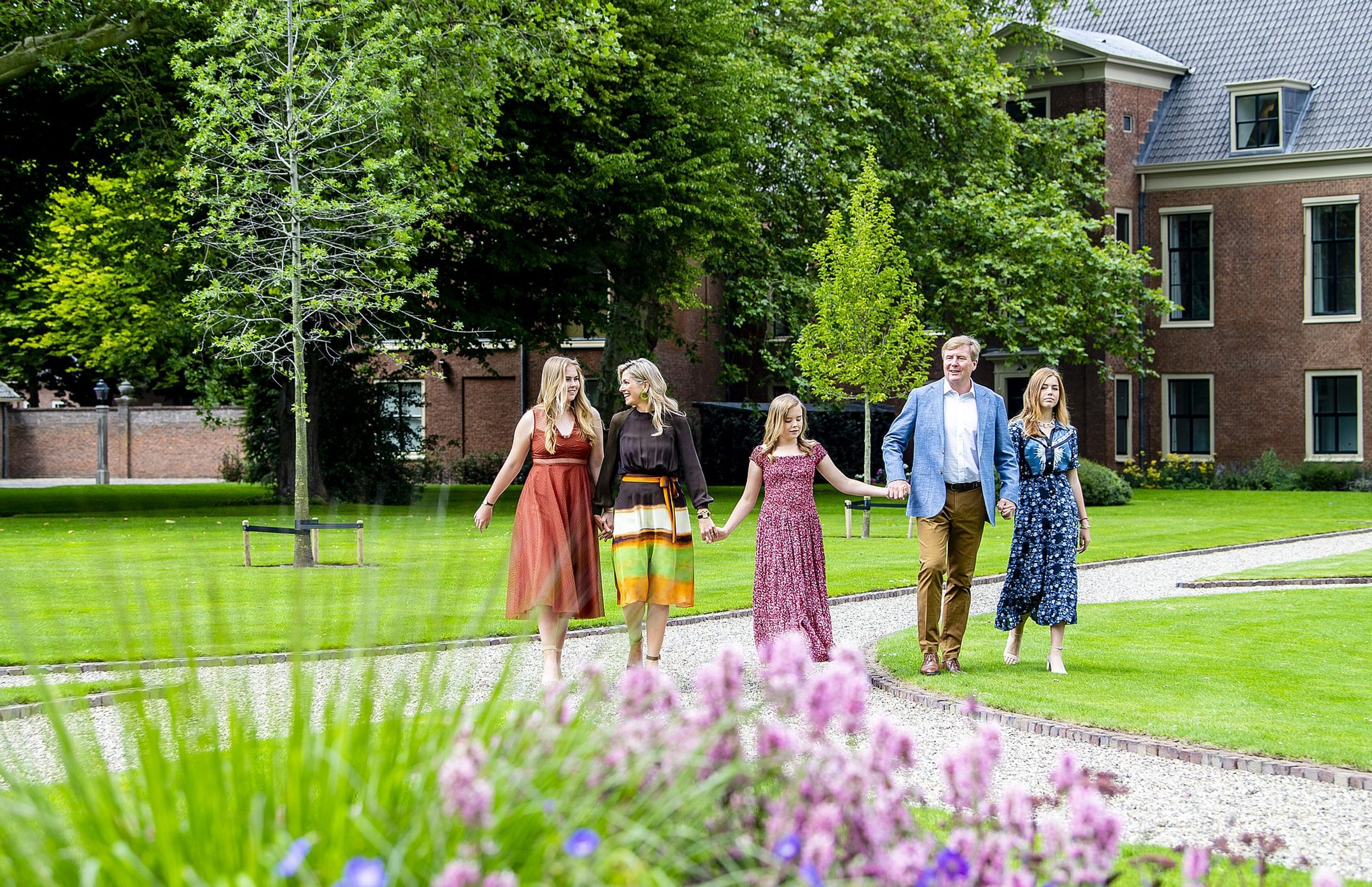2019: Jaarlijkse koninklijke fotosessie, voor het eerst in de tuin van Huis Ten Bosch.