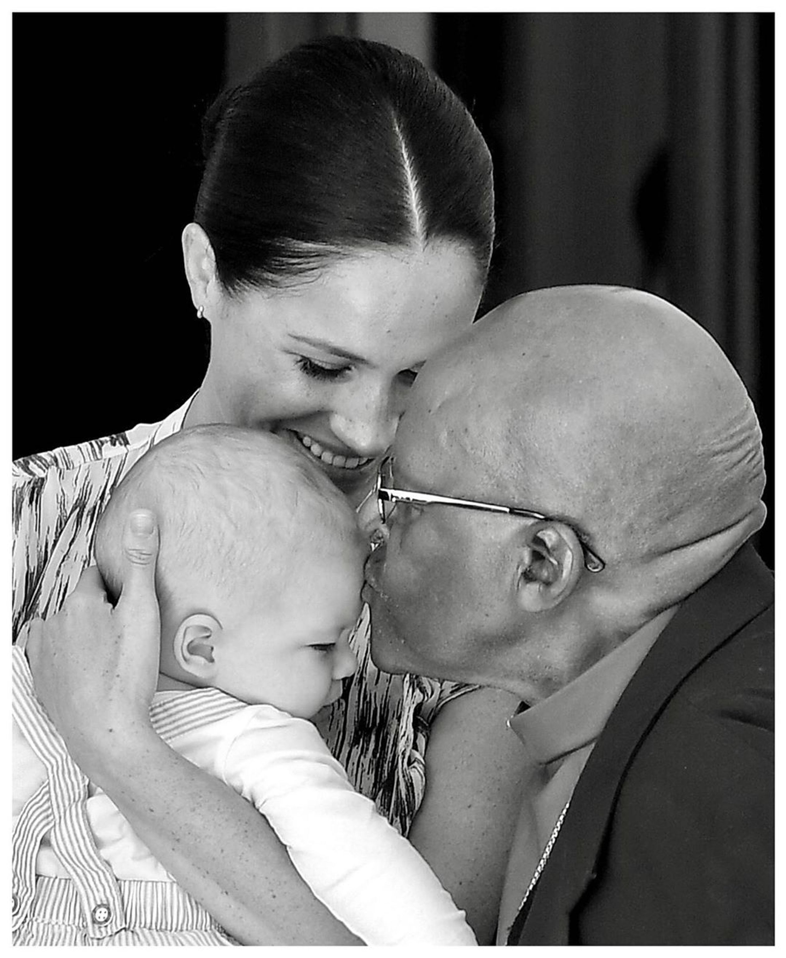 Meghan en baby Archie ontmoeten aartsbisschop Tutu in Zuid-Afrika.