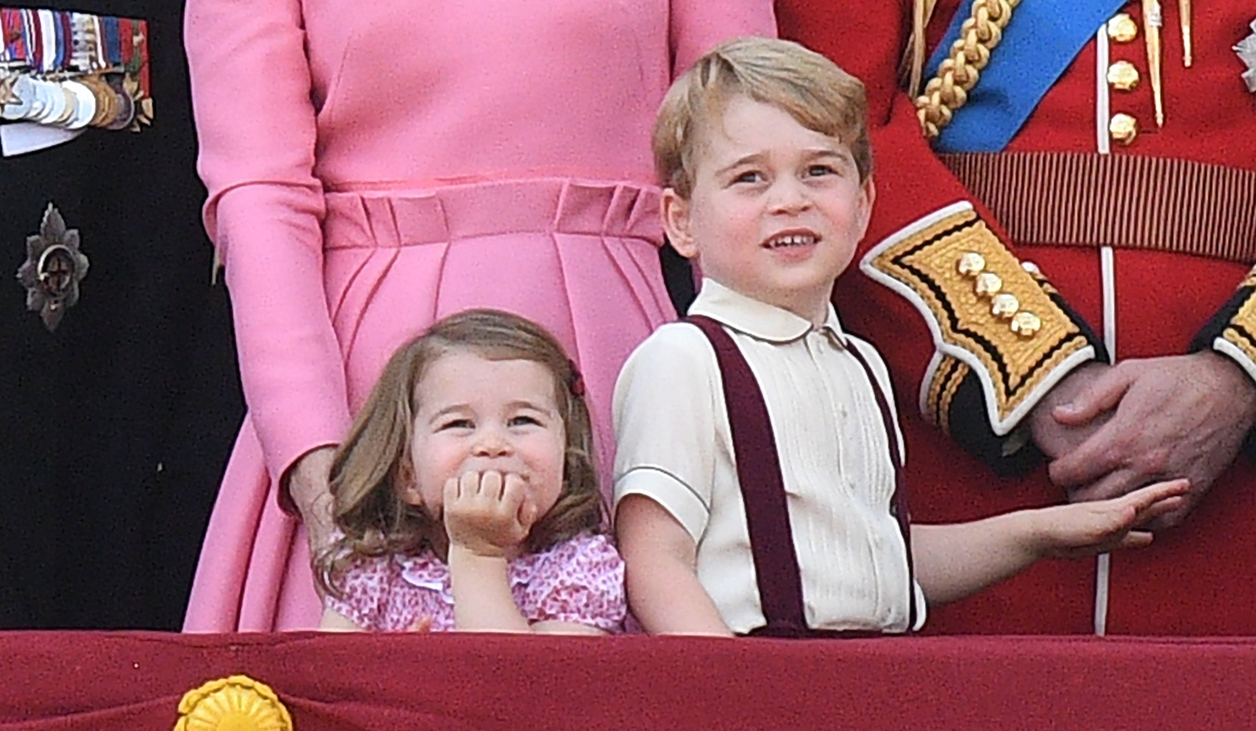 19 juni 2017 - Gezin William en Kate op balkon Buckingham Palace voor militaire parade ter ere van
