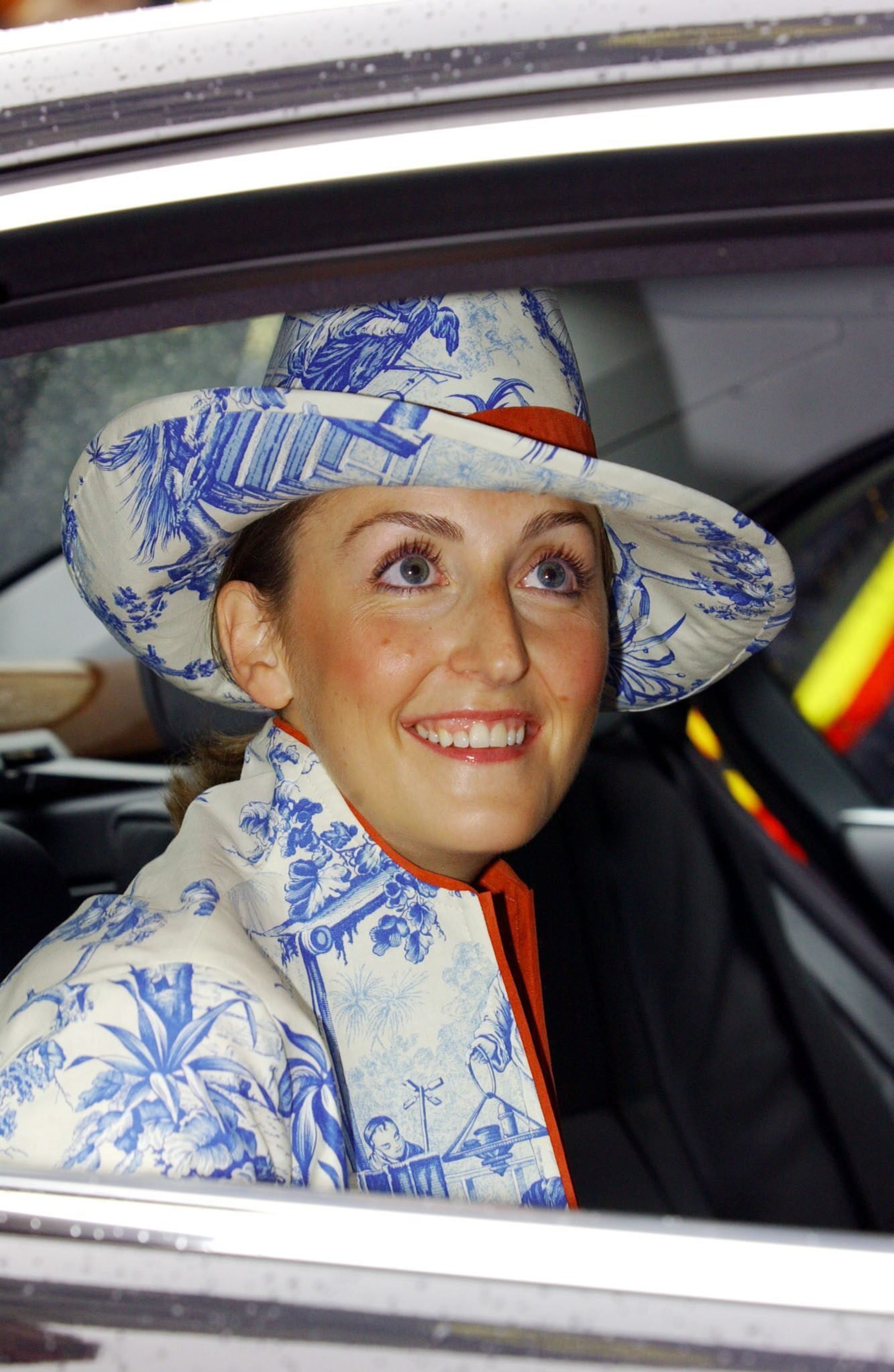 In 2004 weet Claire op de nationale feestdag menigeen te verrassen met haar blauw-witte broekpak en