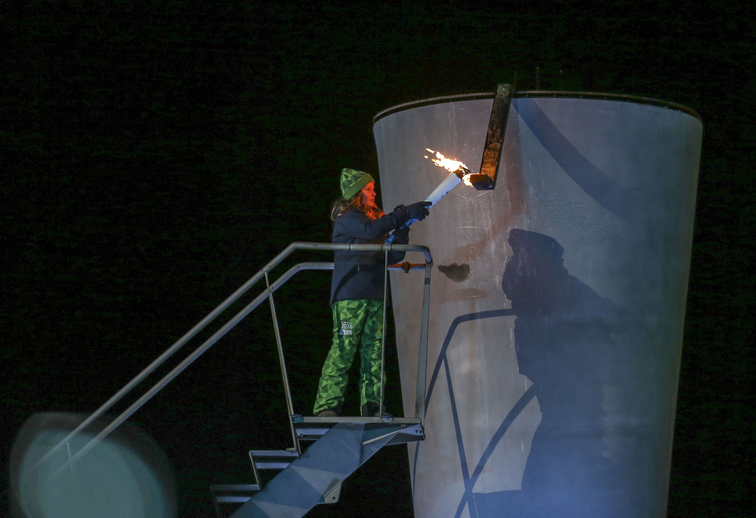 Prinses Ingrid Alexandra steekt de ketel aan bij de Lysgardsbakkene Ski Jumping Arena tijdens de