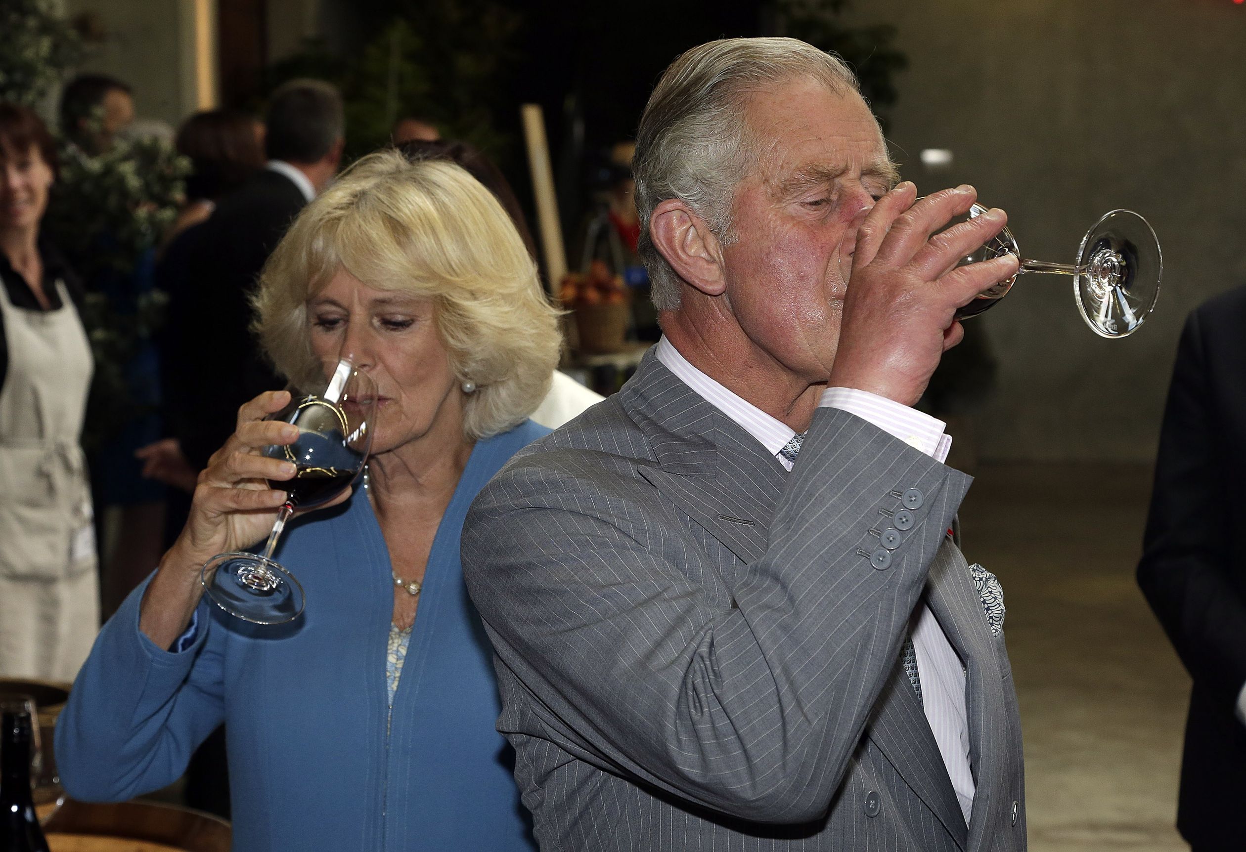 Tijdens datzelfde bezoek aan Australië laat ook hertogin Camilla zien dat ze dol is op wijntjes