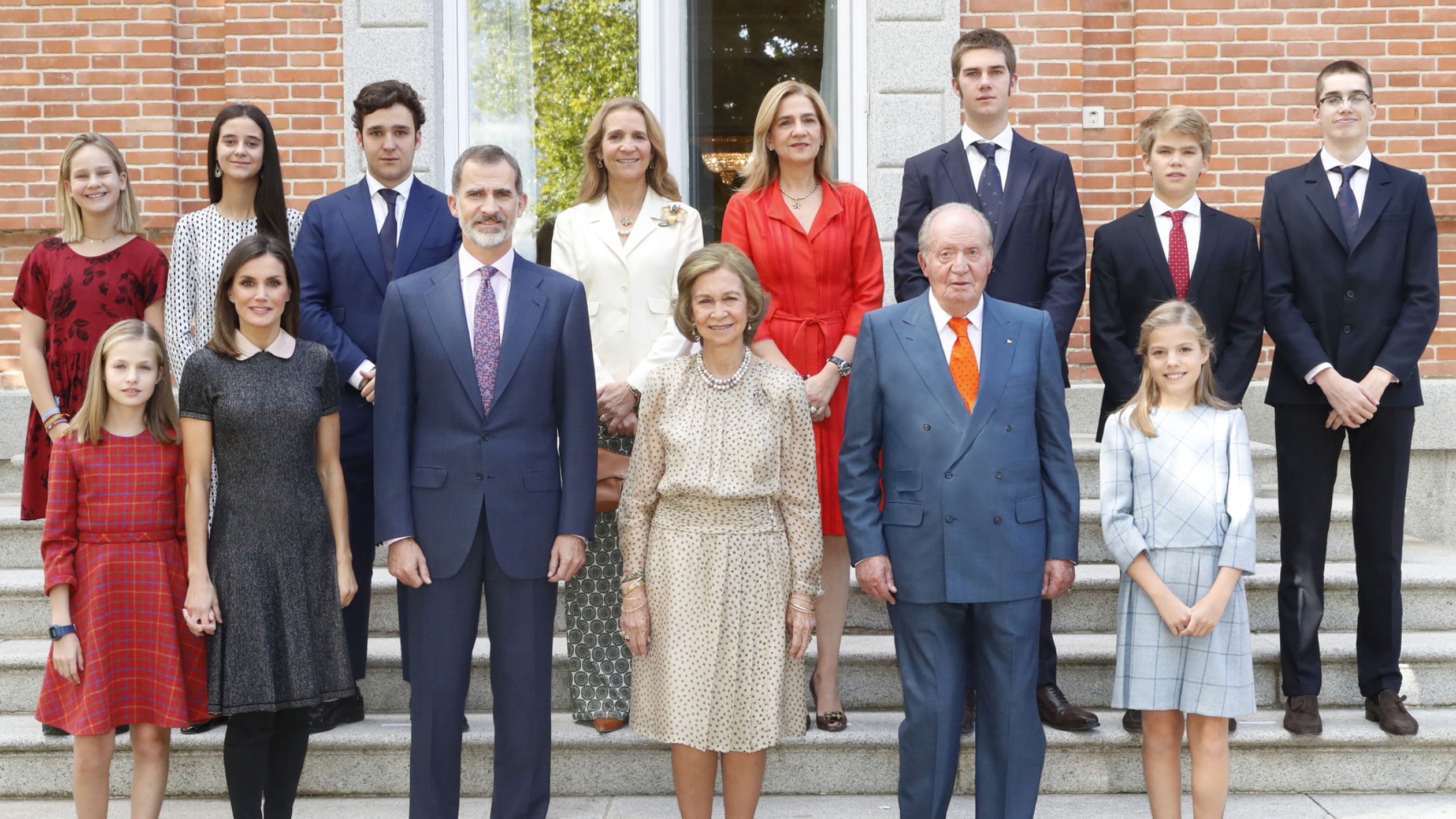Koningin Sofia van Spanje is op 2 november het stralende middelpunt op de familiefoto ter