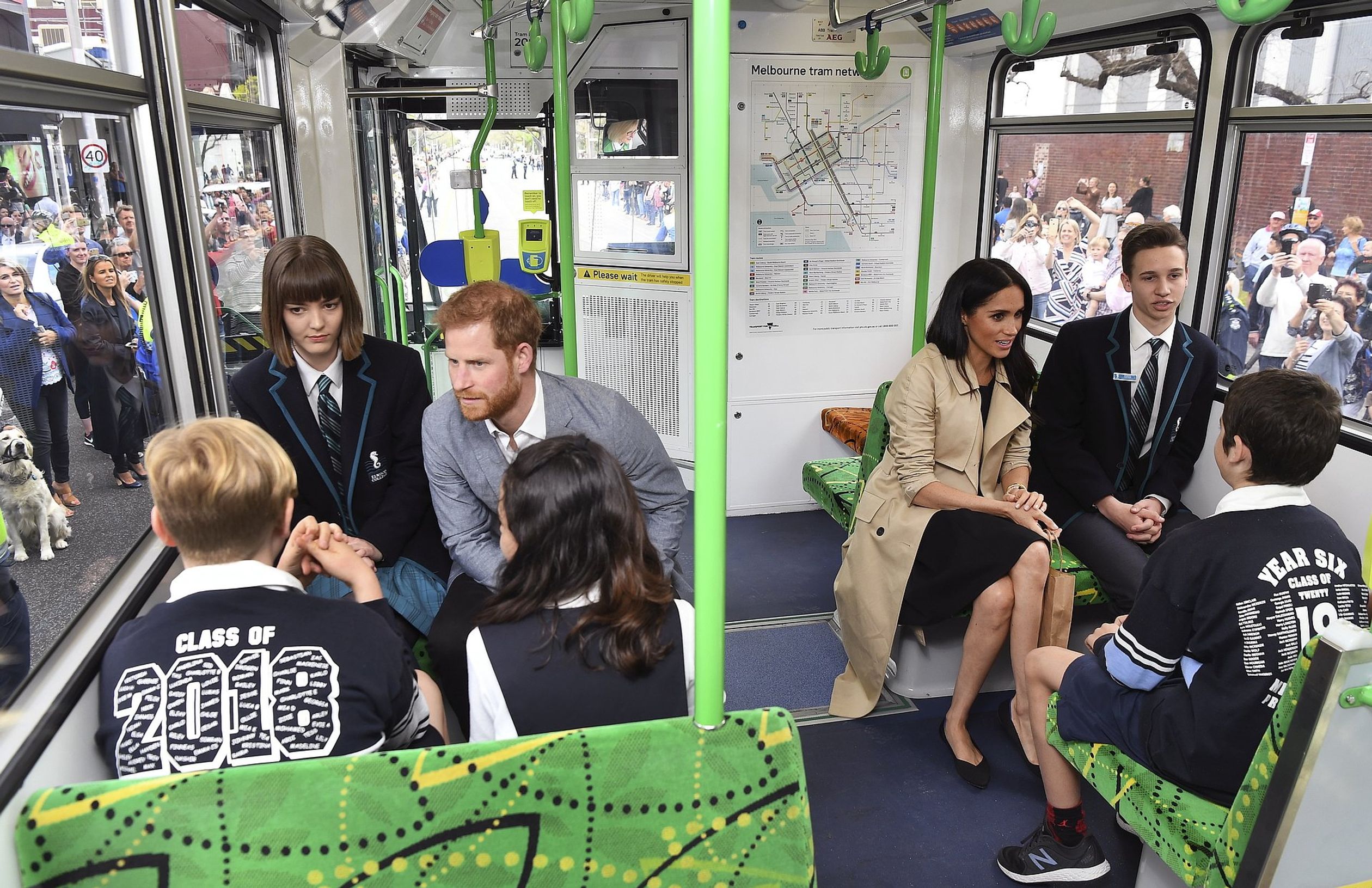 2018: Harry en Meghan reizen samen met schoolkinderen met de tram in Melbourne, Australië.