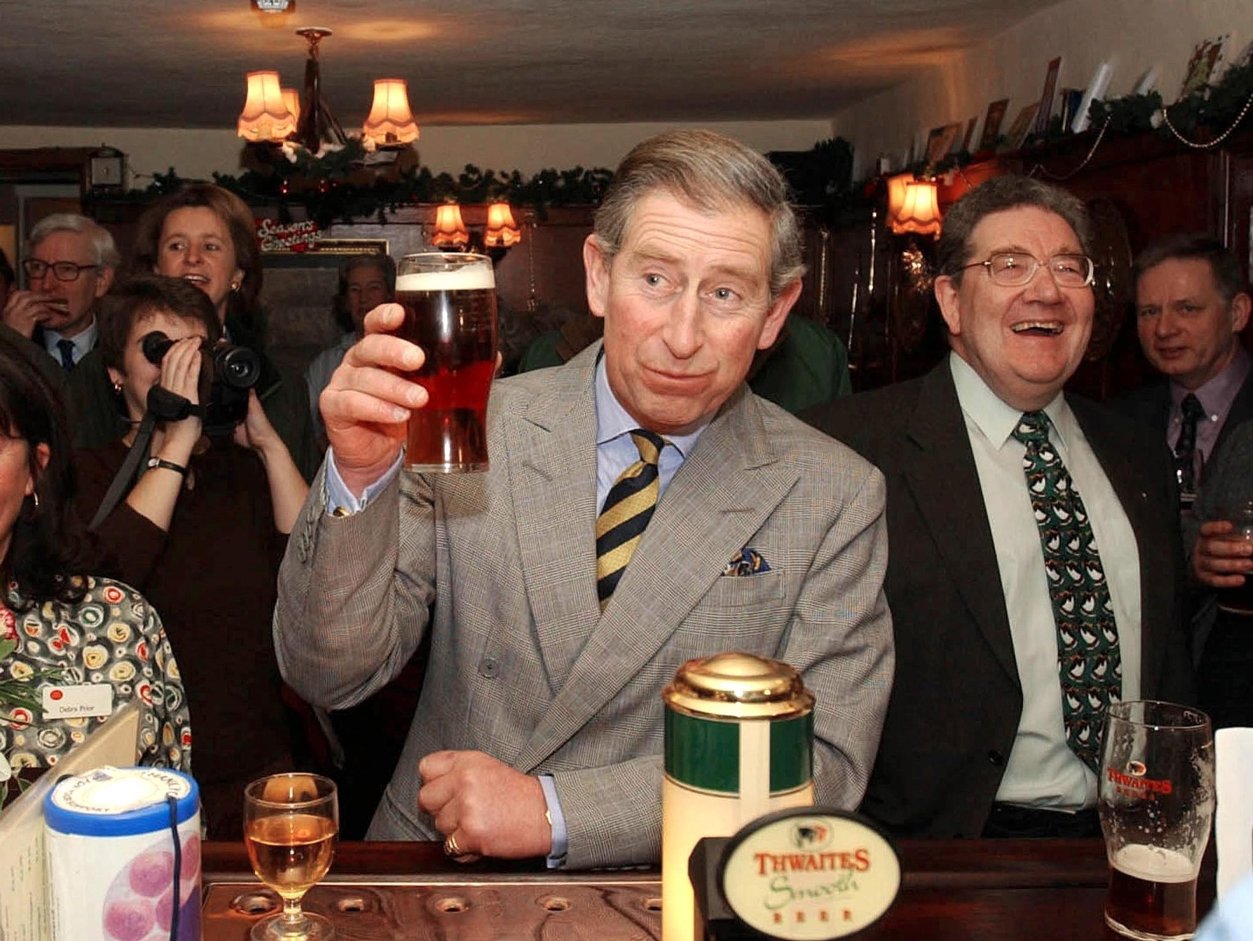 Cheers! De prins proost met een biertje tijdens een bezoek aan Craven Heifer Hotel in Stainforth op