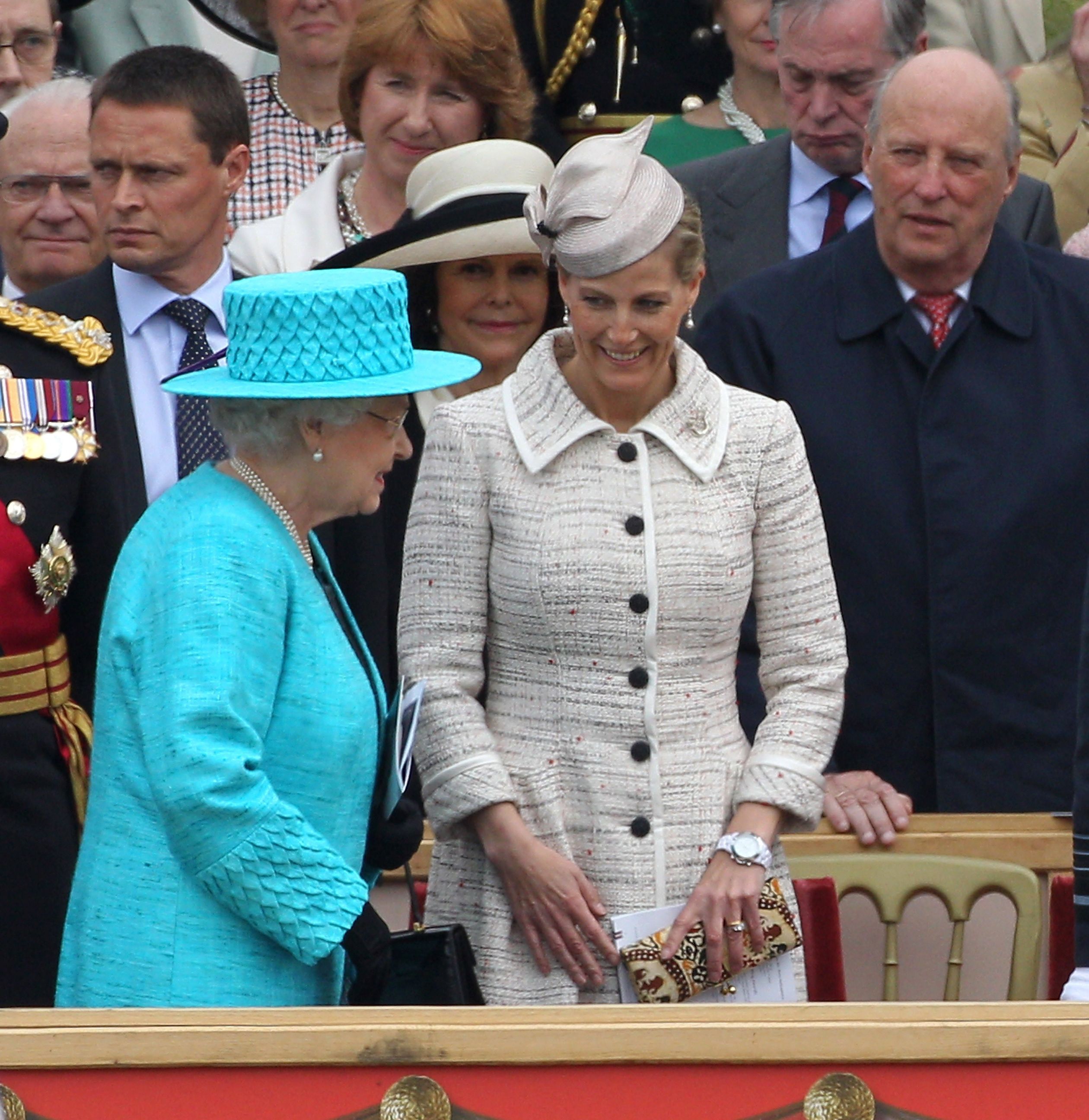 Samen met koningin Elizabeth, met wie Sophie heel goed overweg kan. Op de achtergrond zie je koning