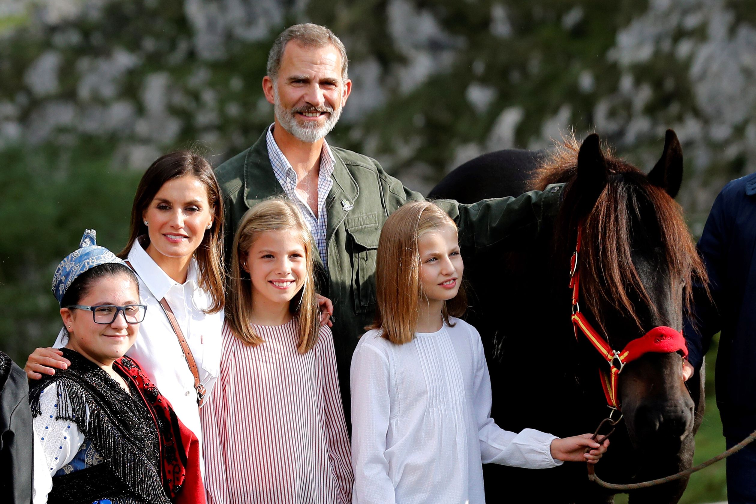 Koning Felipe en koningin Letizia en hun dochters Prinses Sofia en kroonprinses Leonor (R) poseren