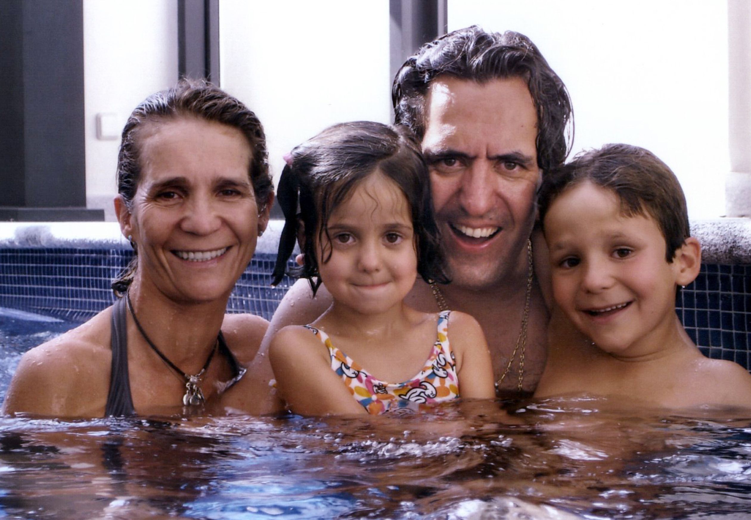 Deze vrolijke foto sierde de kerstkaart van het gezin in 2005.