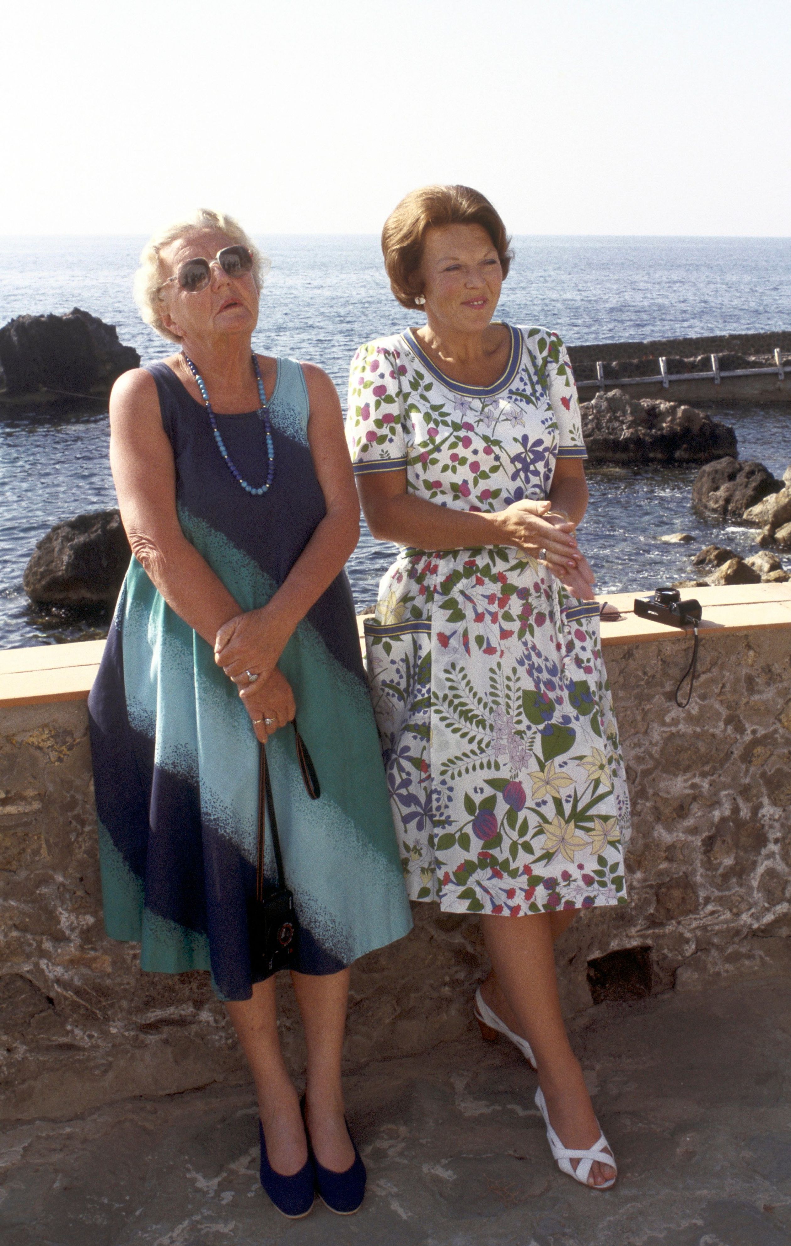 Prinses Beatrix en haar moeder prinses Juliana in 1984 tijdens hun vakantie in het Italiaanse Porto