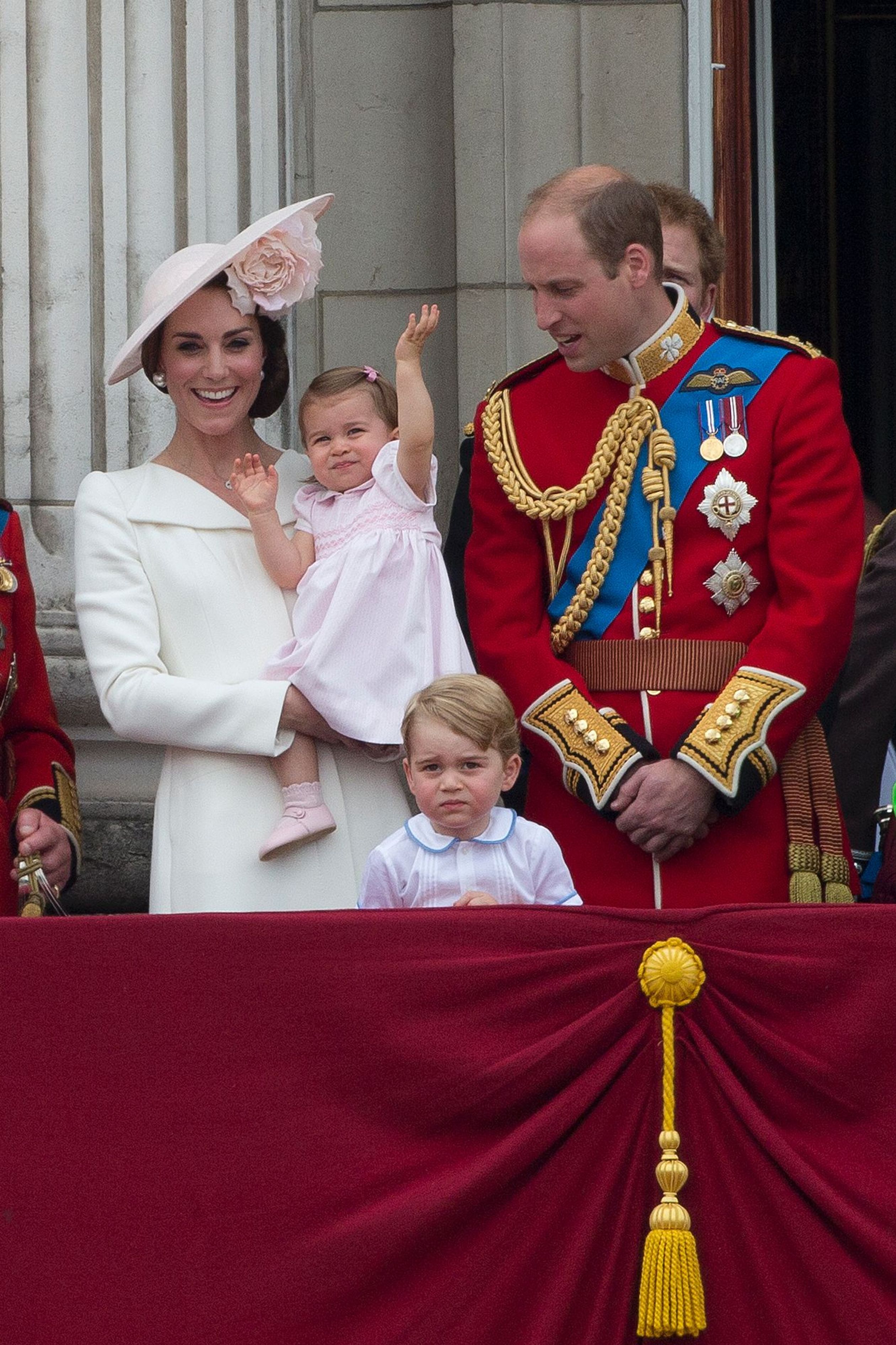 11 juni 2016 - Gezin William en Kate op balkon Buckingham Palace voor militaire parade ter ere van