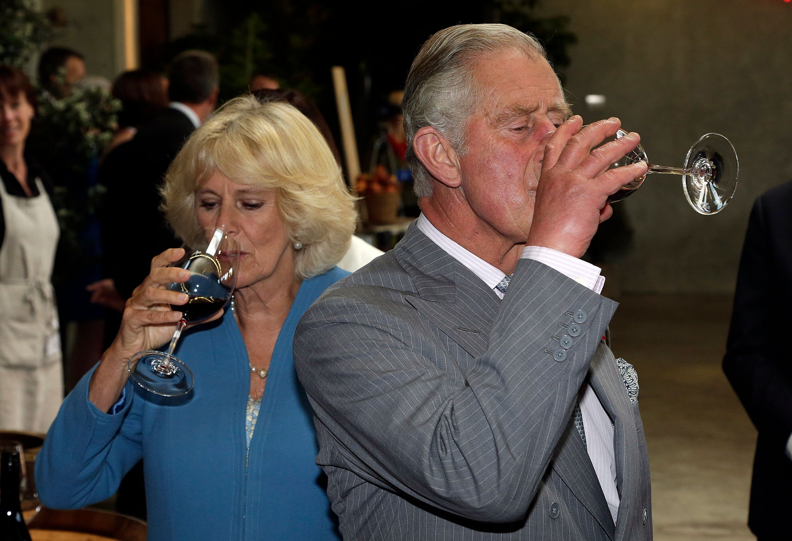 Ook gaan Camilla en Charles op bezoek naar Nieuw-Zeeland. Hier proeven ze de lokale wijn tijdens een rondleiding in de wijnmakerij van Mahana (2015).