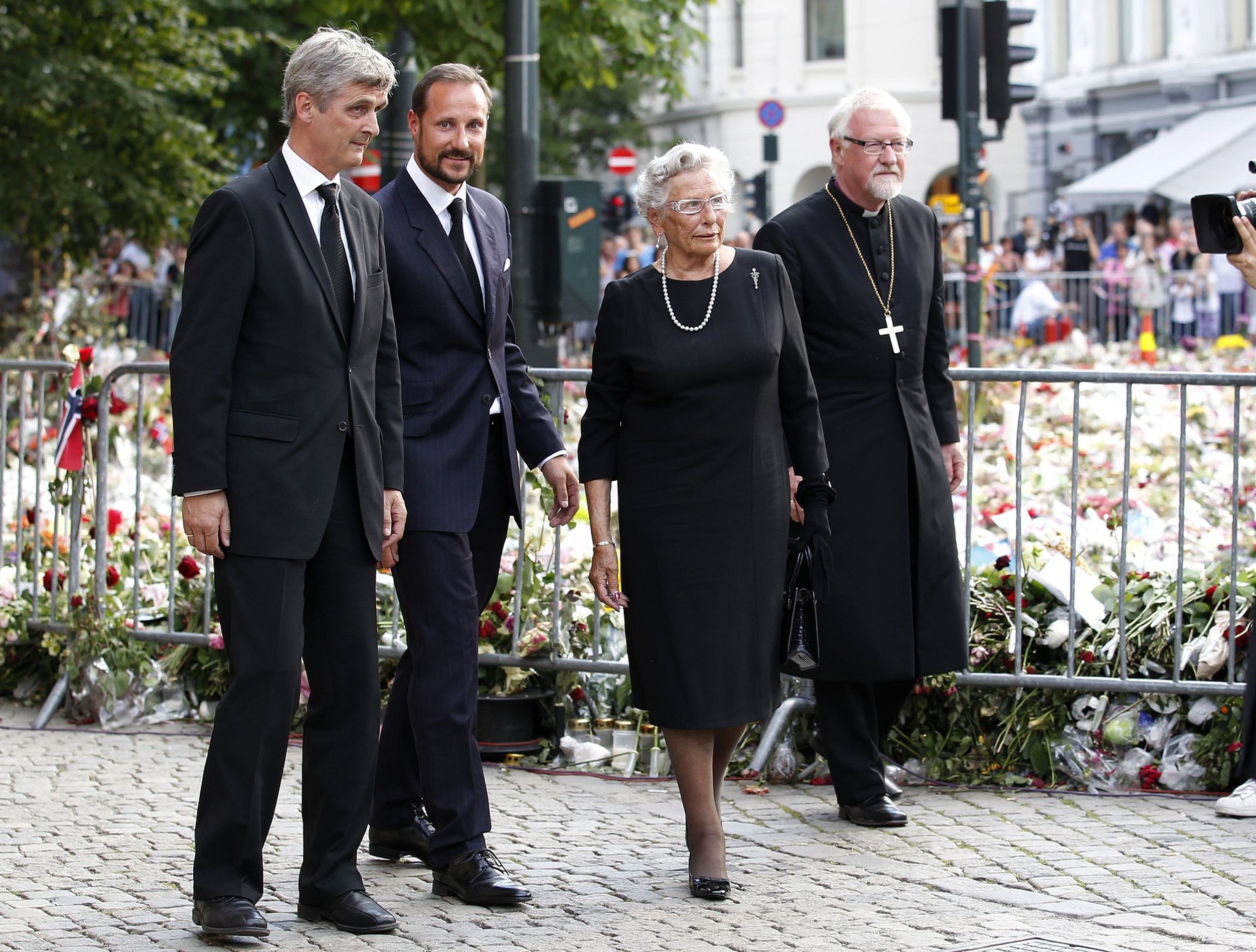 Na afloop van het herdenkingsconcert in de Kathedraal van Oslo na de aanslagen in juli 2011.