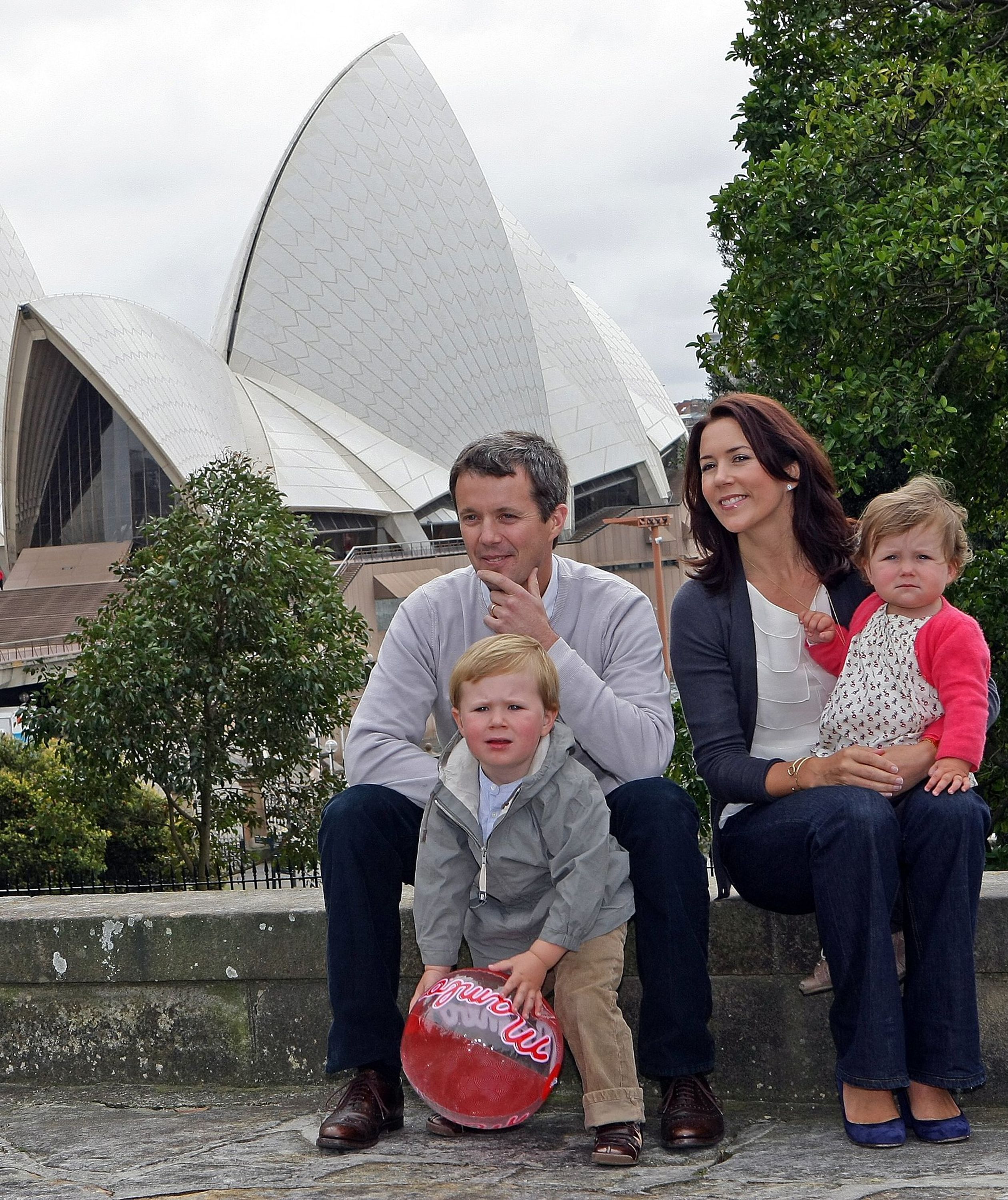 Een relaxt familiekiekje in Sydney, met op de achtergrond het wereldberoemde Opera House. In