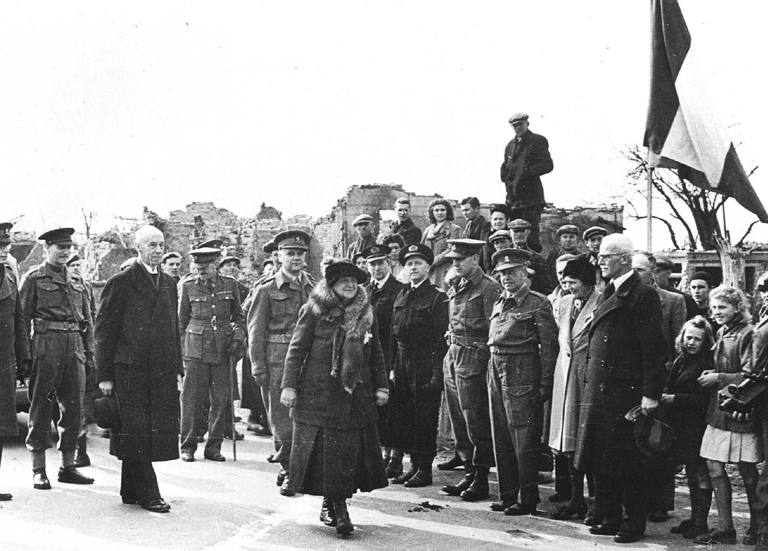 Koningin Wilhelmina stapt over de symbolische landsgrens in Eede, 13 maart 1945.