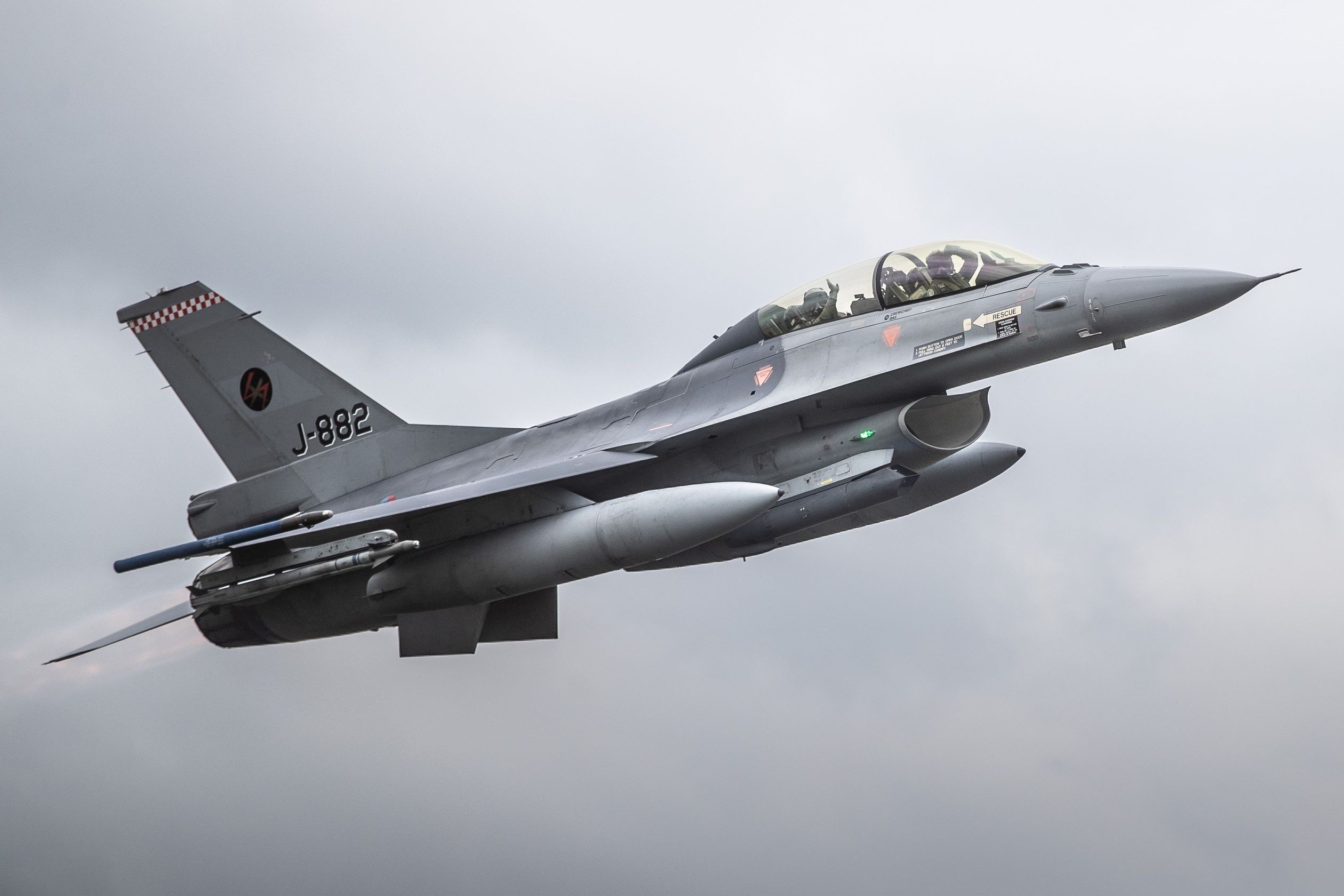 De F-16 met koning Willem-Alexander achterin stijgt op vanaf vliegbasis Volkel.