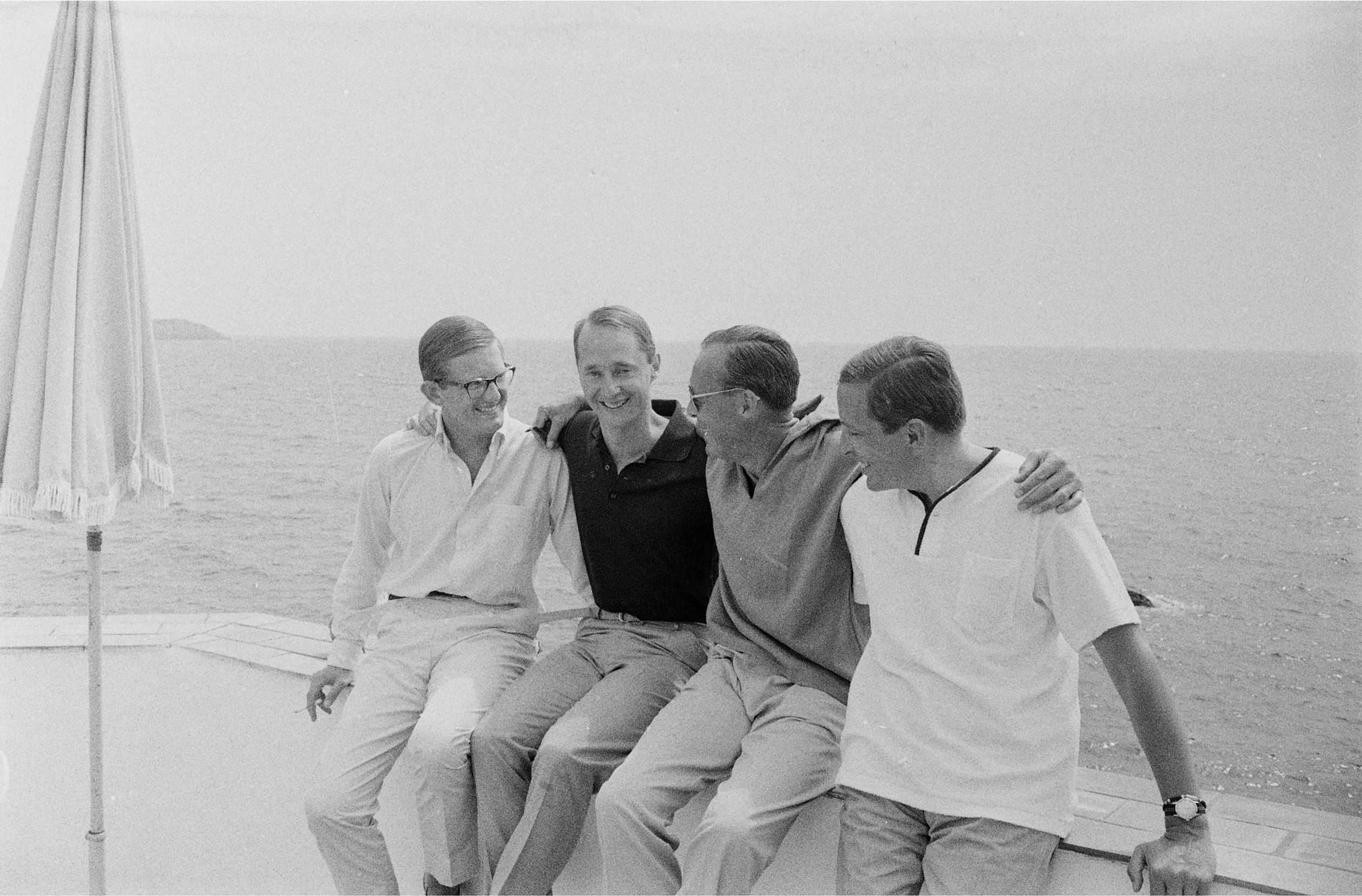 Dit is Porto Ercole, 1966. We zien van links naar rechts prof. mr. Pieter van Vollenhoven, prins
