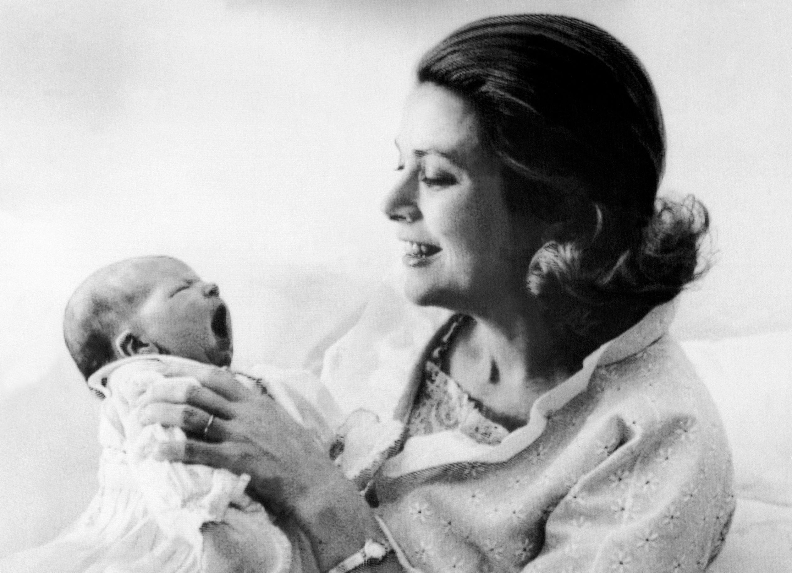 De pasgeboren Stéphanie met haar moeder Grace Kelly.