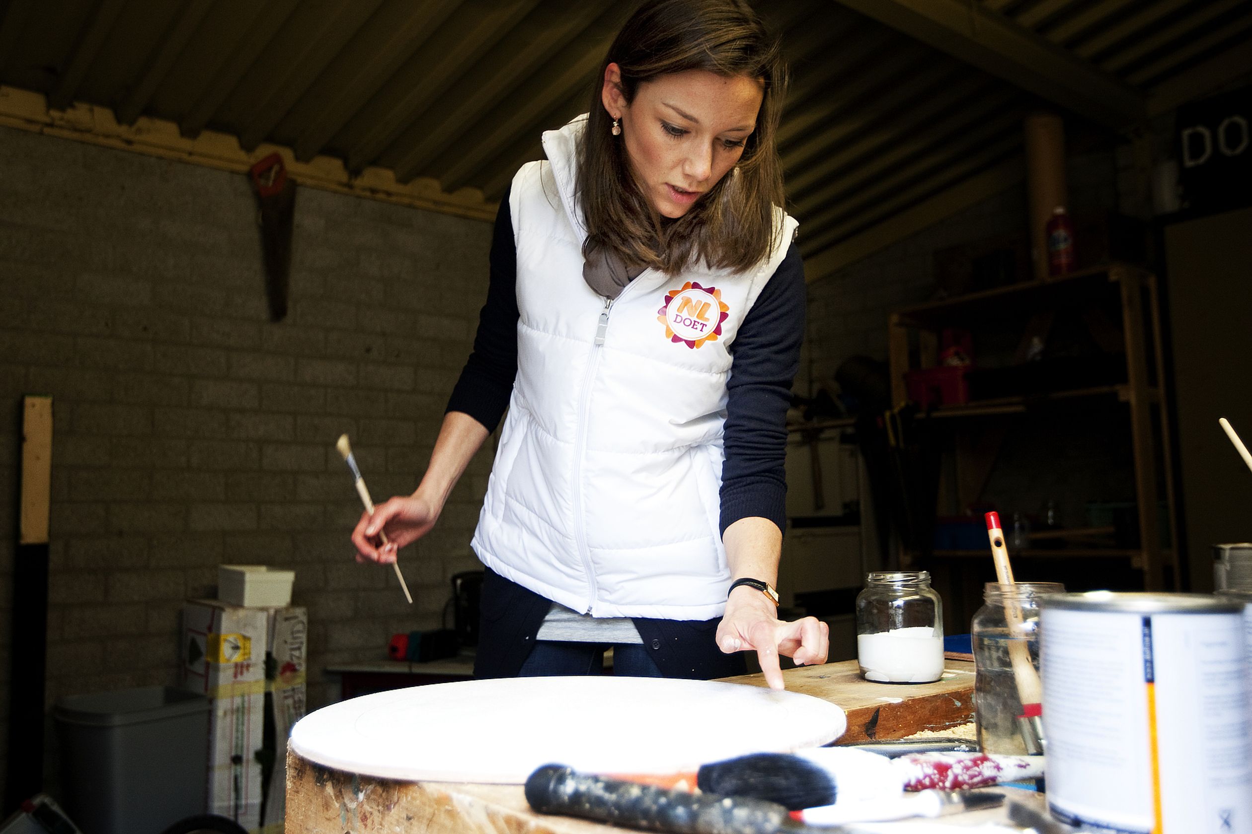 Prinses Aimée hanteert een kwast in een speeltuin in Nieuwegein als ze vrijwilligerswerk doet voor