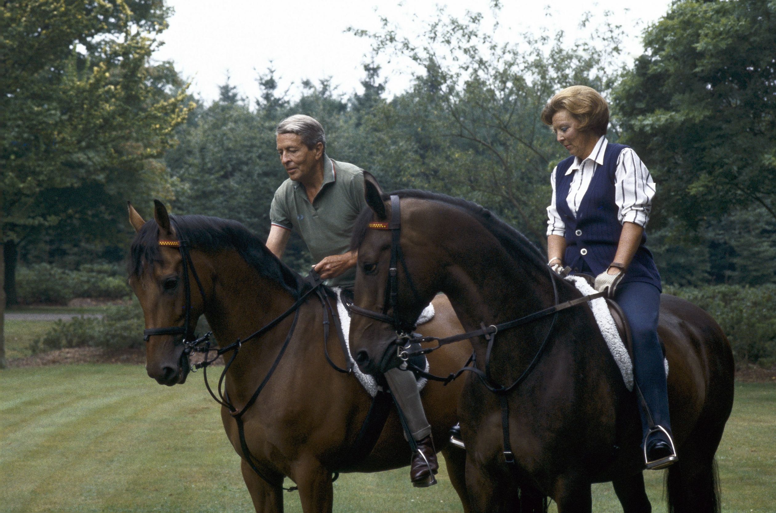 1989: Beatrix en Claus rijden paard in de bossen van Het Loo.