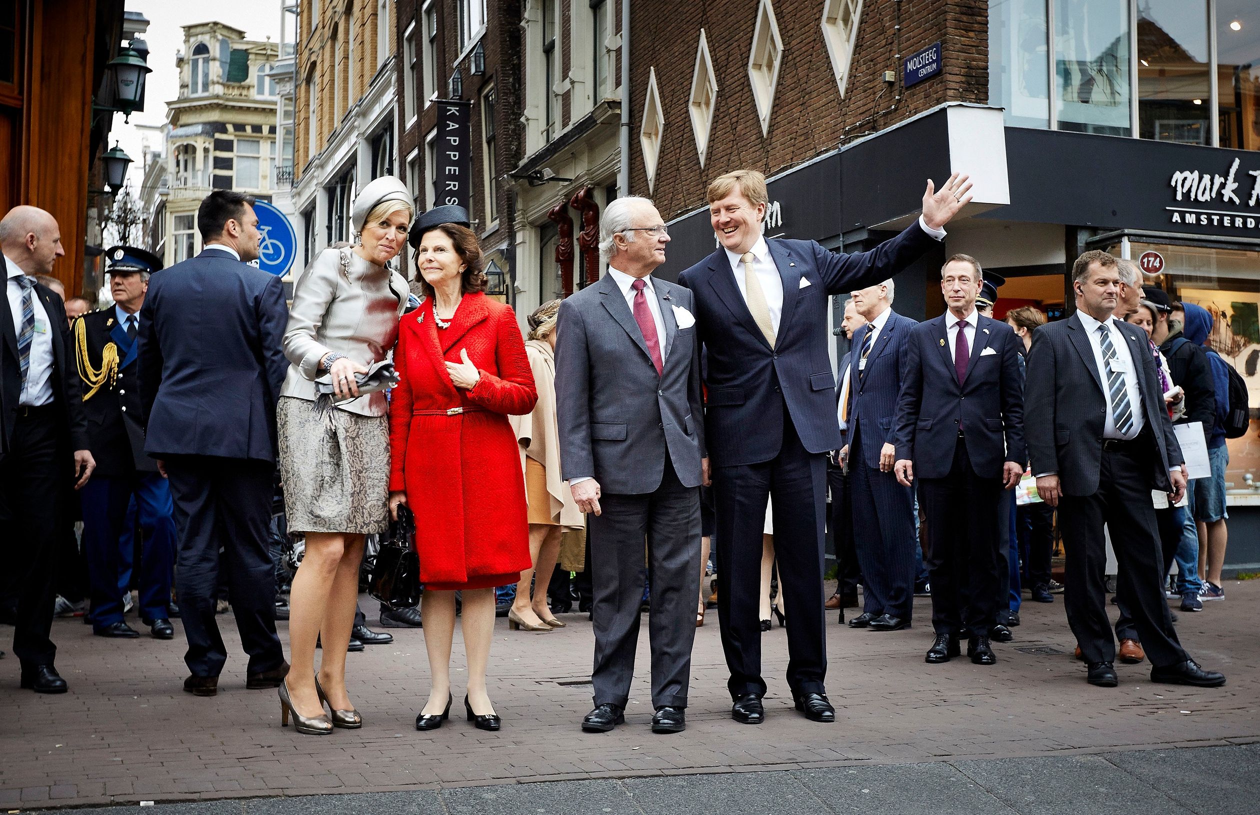 2014: Máxima en Willem-Alexander wandelen met Carl Gustaf en Silvia van Zweden door Amsterdam...