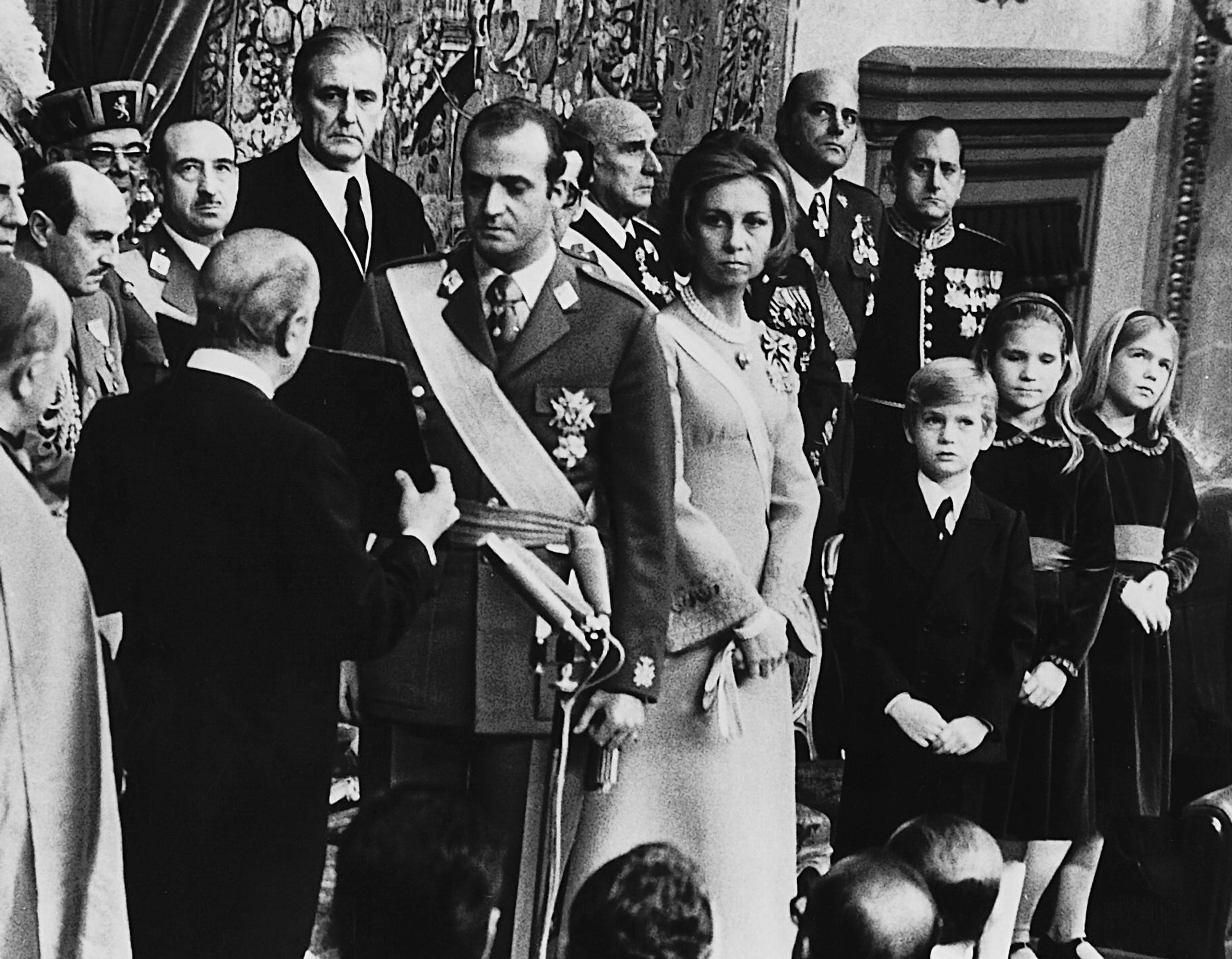 Koning Juan Carlos en koningin Sofia tijdens de proclamatie ceremonie van Juan Carlos, 1975. Op