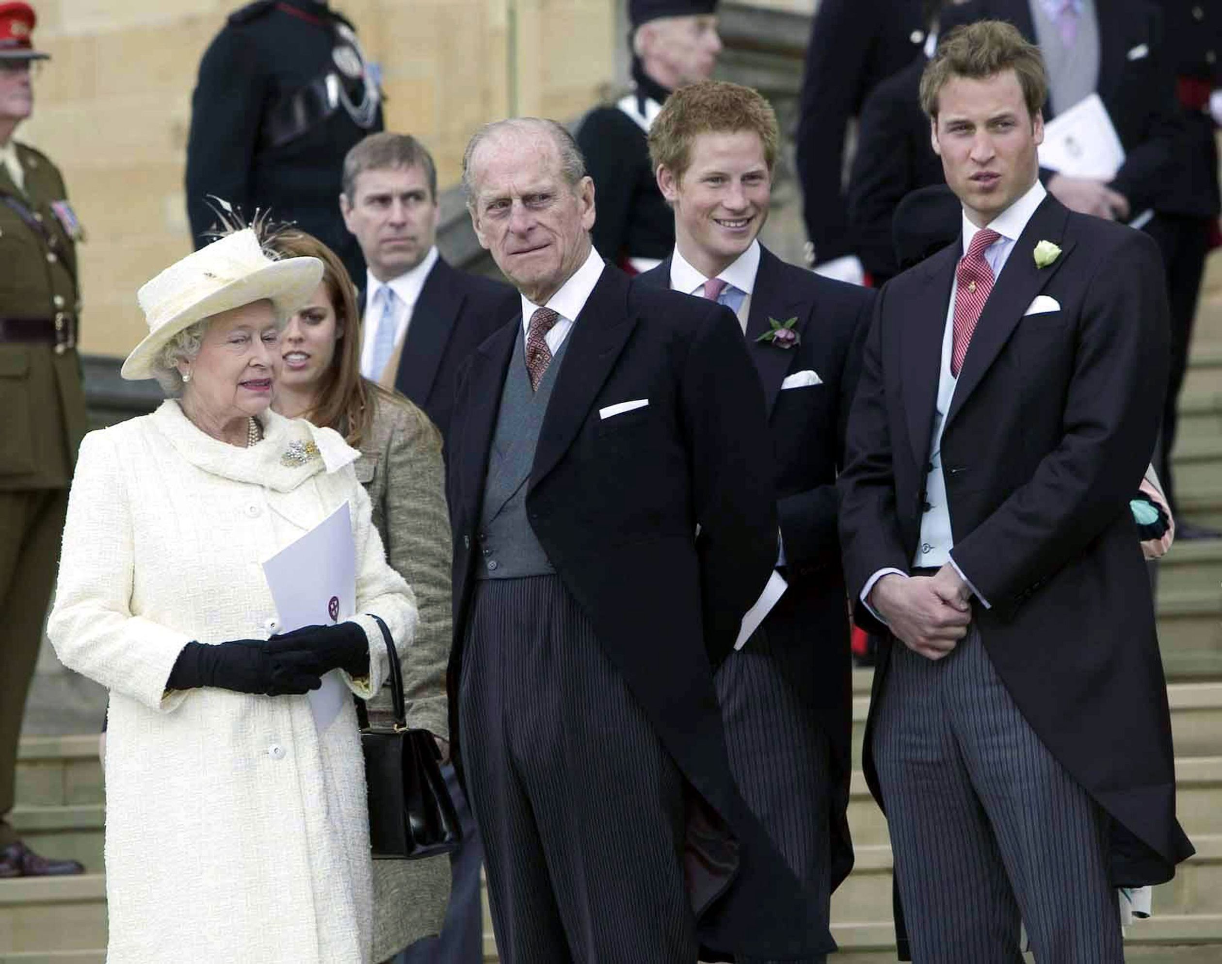 Philip met Elizabeth, William en Harry tijdens het huwelijk van prins Charles en Camilla in 2005.
