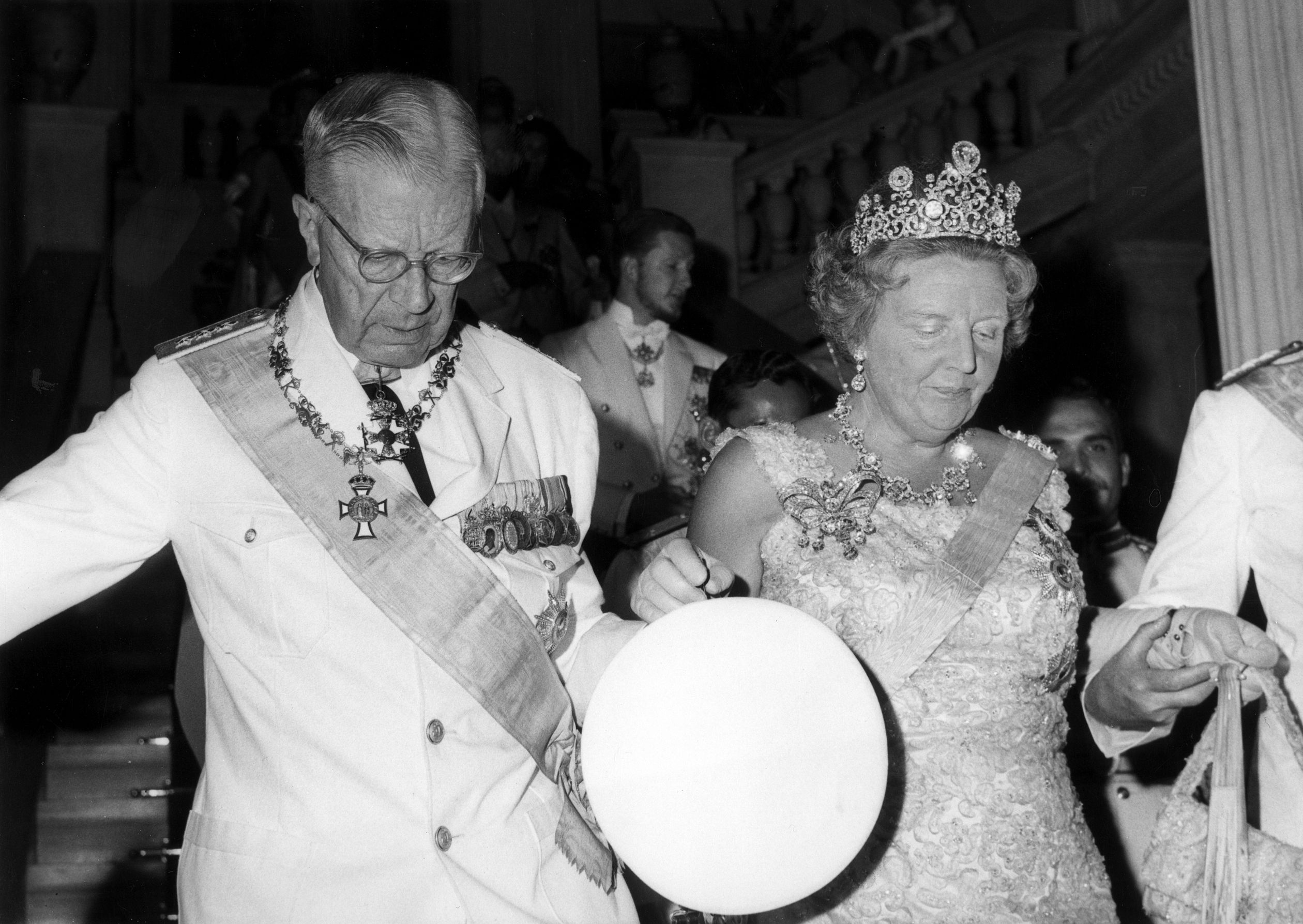 1964 - Koningin Juliana en koning Gustav Adolf VI van Zweden betreden het bal ter gelegenheid van