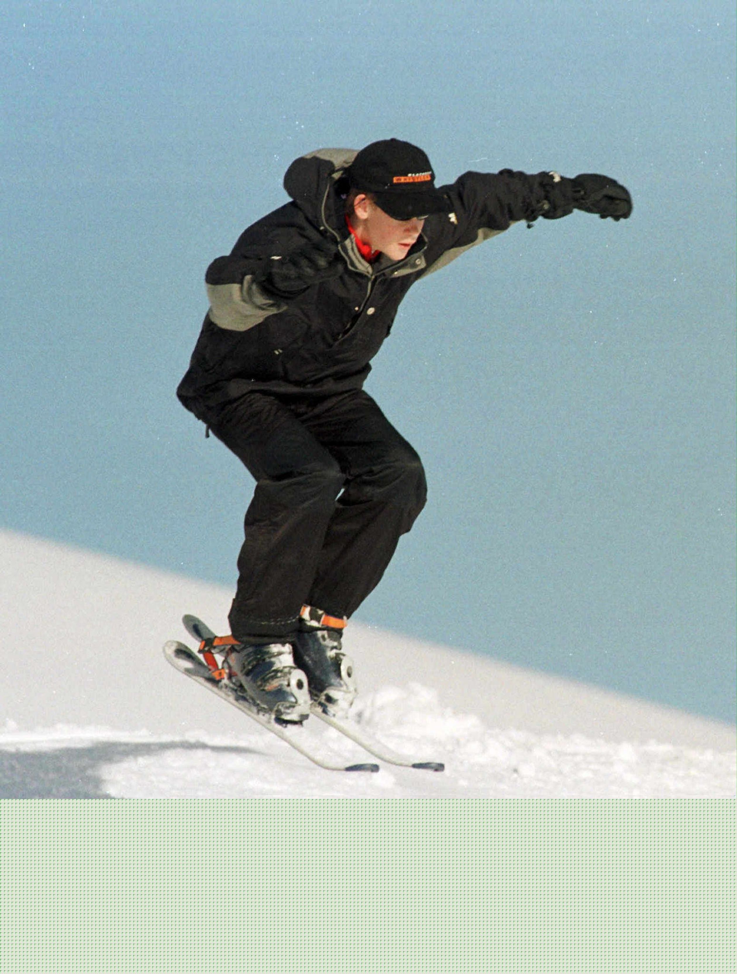 1999: Prins Harry, veertien jaar oud, springt over een sneeuwheuvel in het Zwitserse skigebied