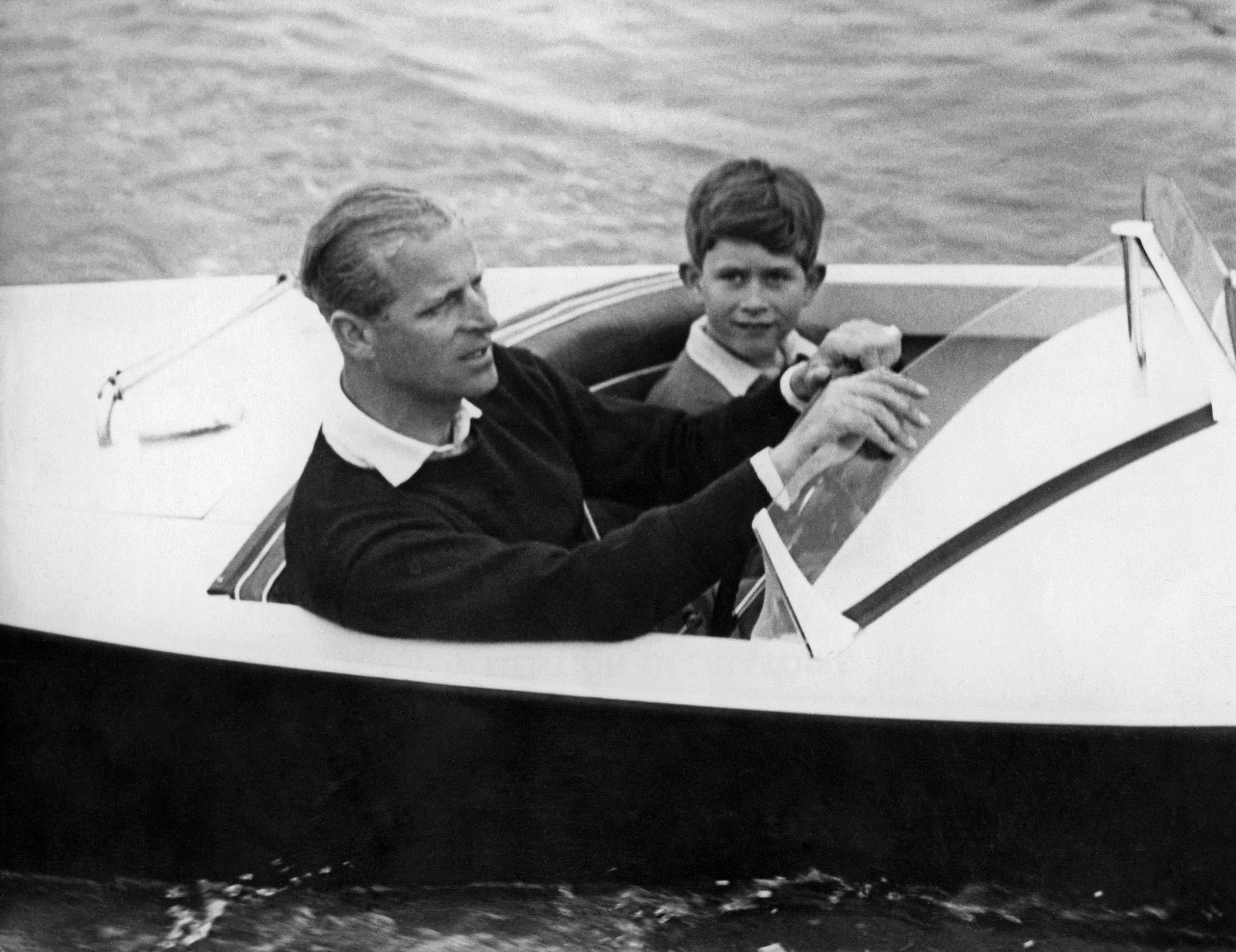 Prins Philip in 1955 op de boot met prins Charles.