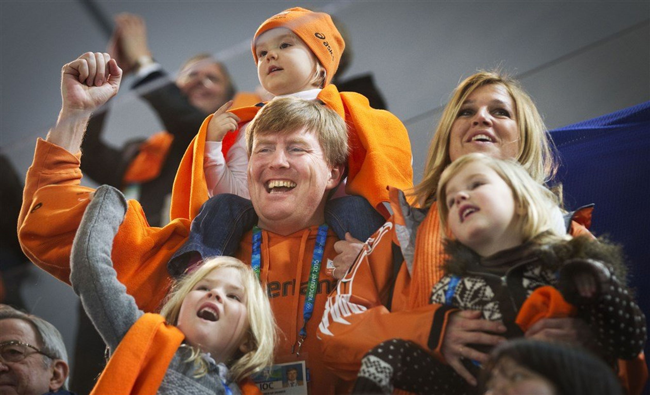 Het koninklijk gezin juicht nadat Sven Kramer goud heeft gewonnen op de 5000 meter op de Olympische