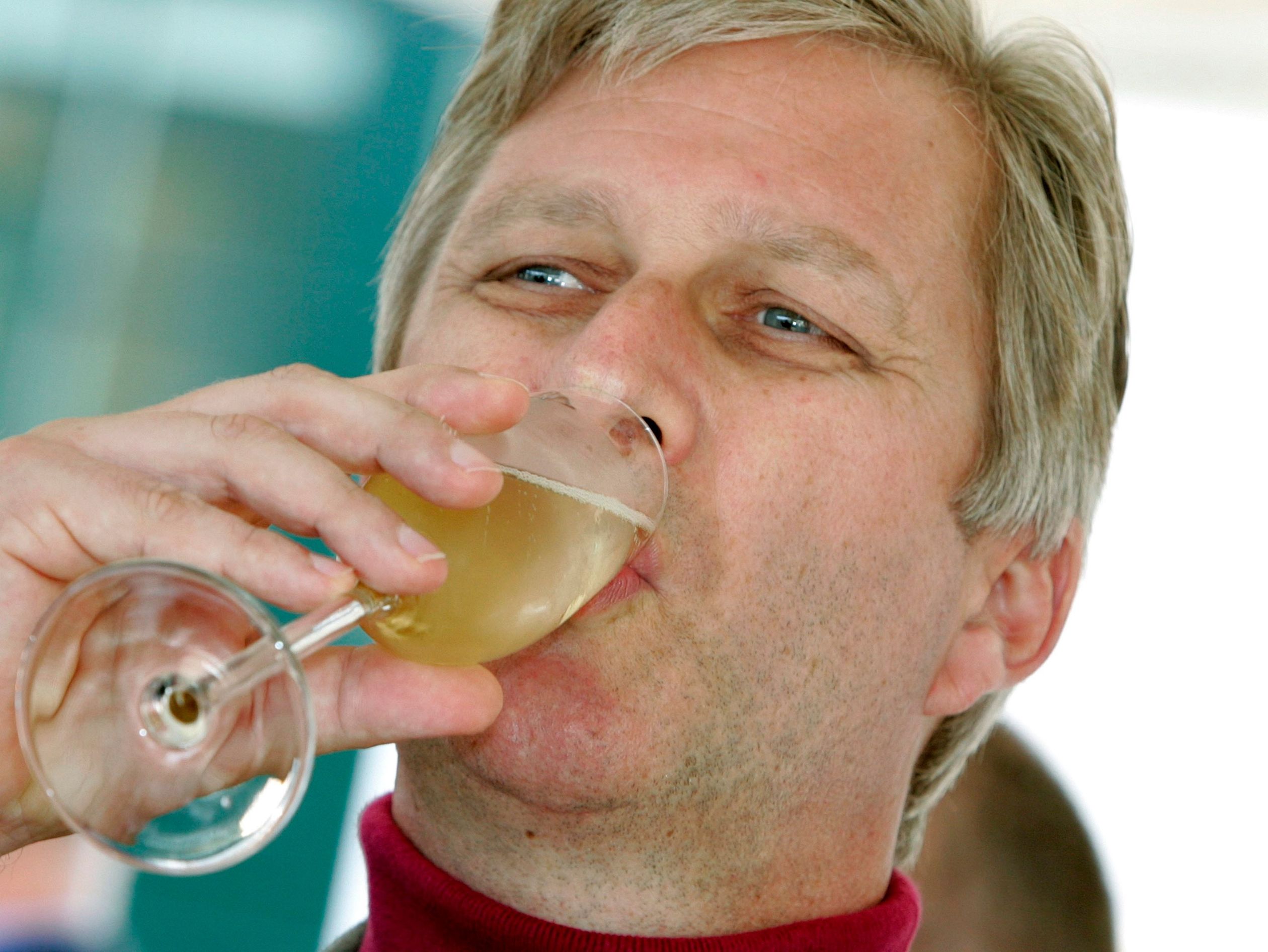 2006: prins Filip met een glas champagne tijdens zijn bezoek in Antwerp.