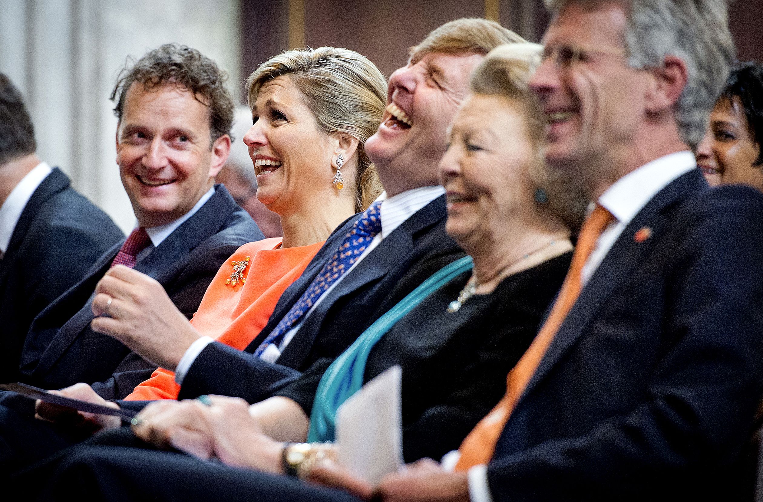 Koningin Máxima, koning Willem-Alexander en prinses Beatrix schateren tijdens de uitreiking van de