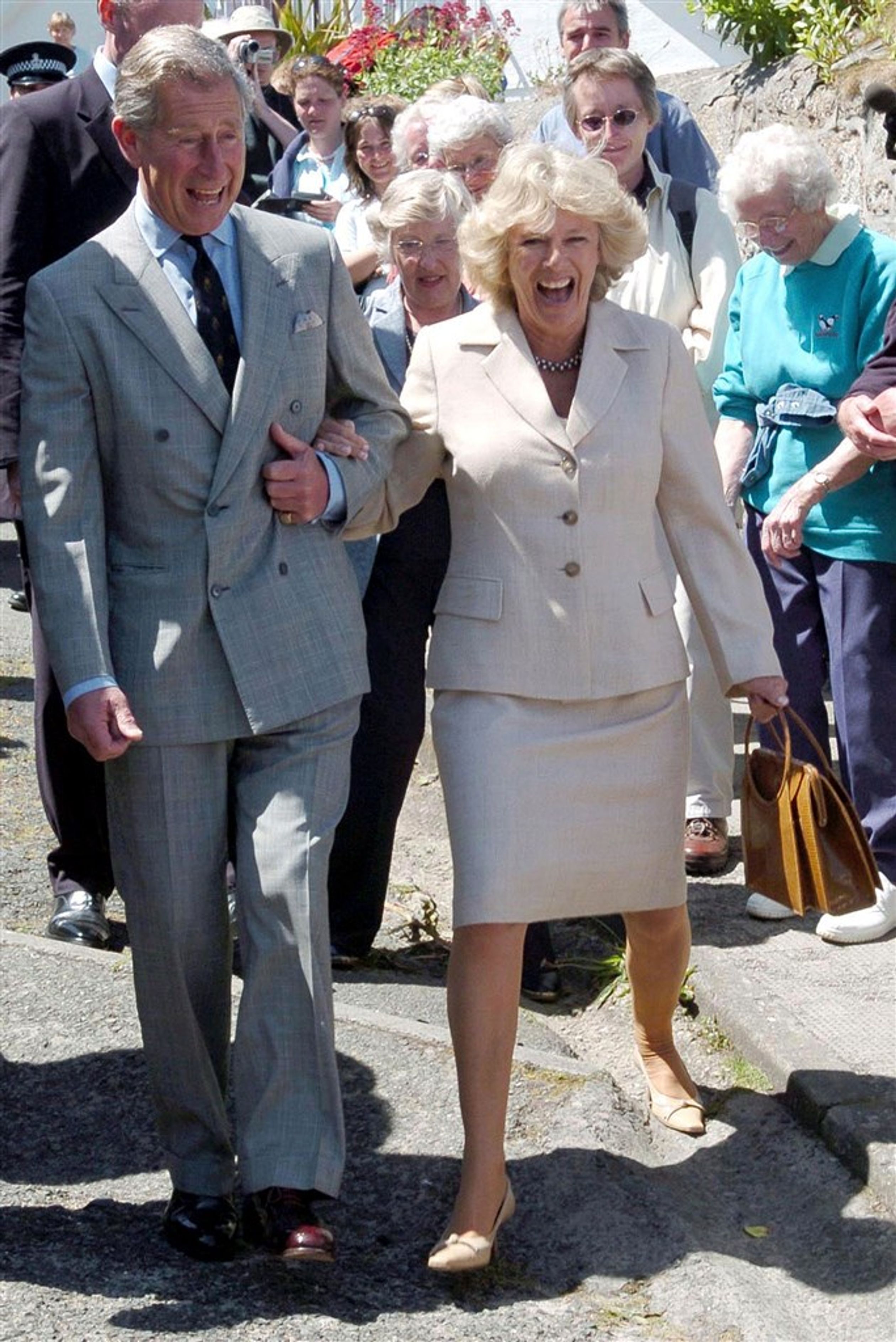 De Britse prins Charles en Camilla, hertogin van Cornwall, worden regelmatig lachend gespot. Deze