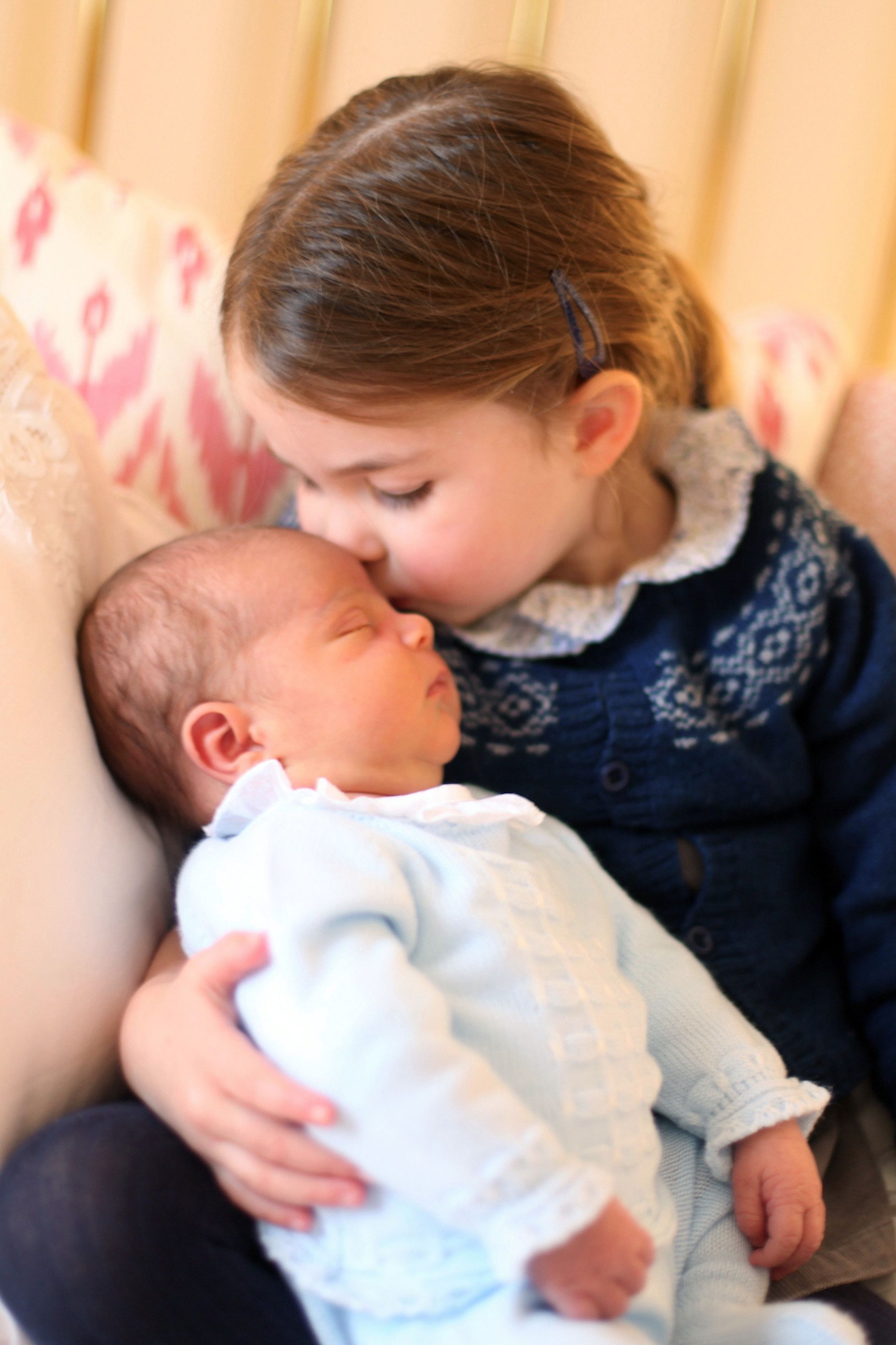 Een trotse zus! Prinses Charlotte op haar derde verjaardag met haar pasgeboren broertje (2 mei