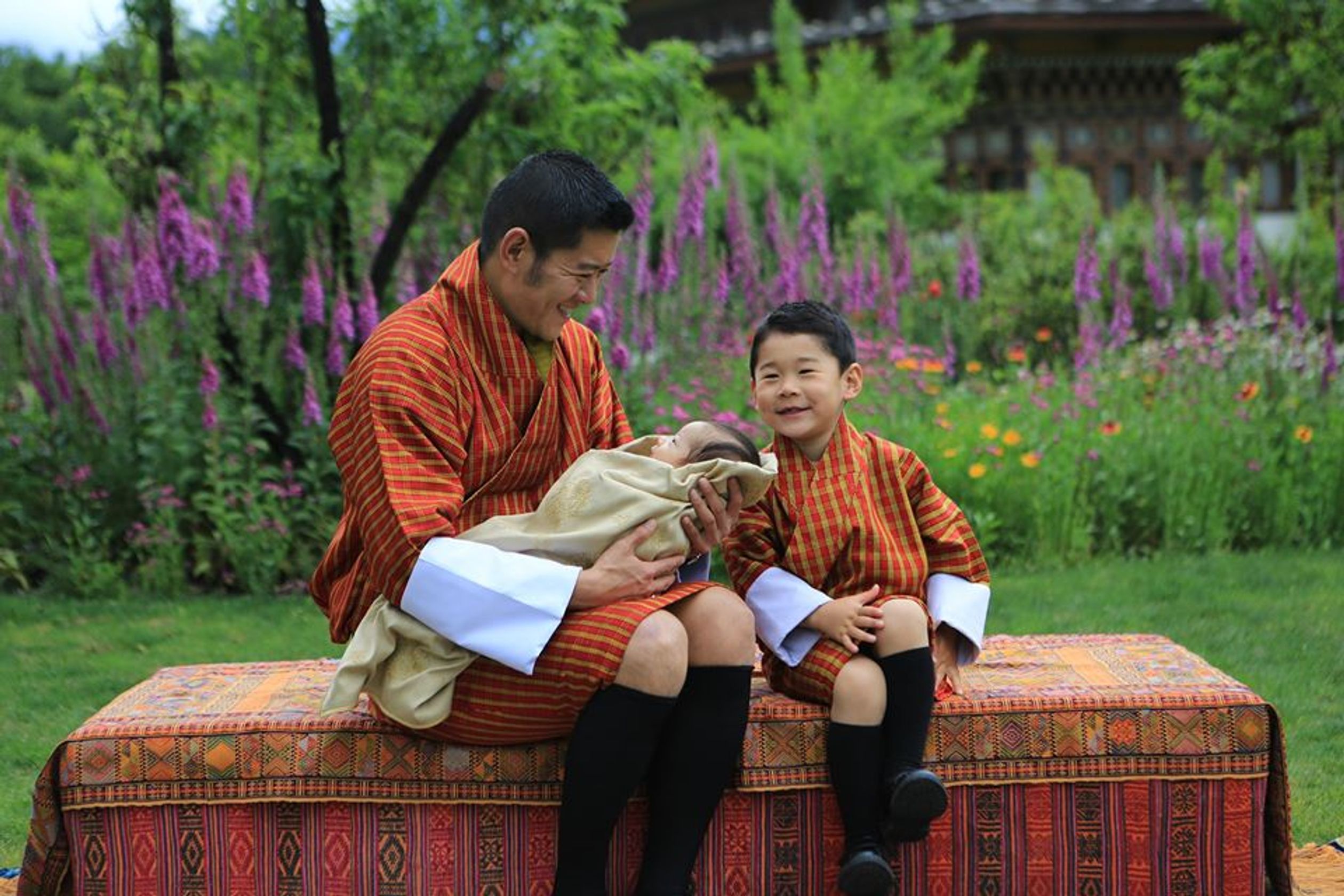 Koning_Bhutan_met_zijn_twee_zoontjes.jpg
