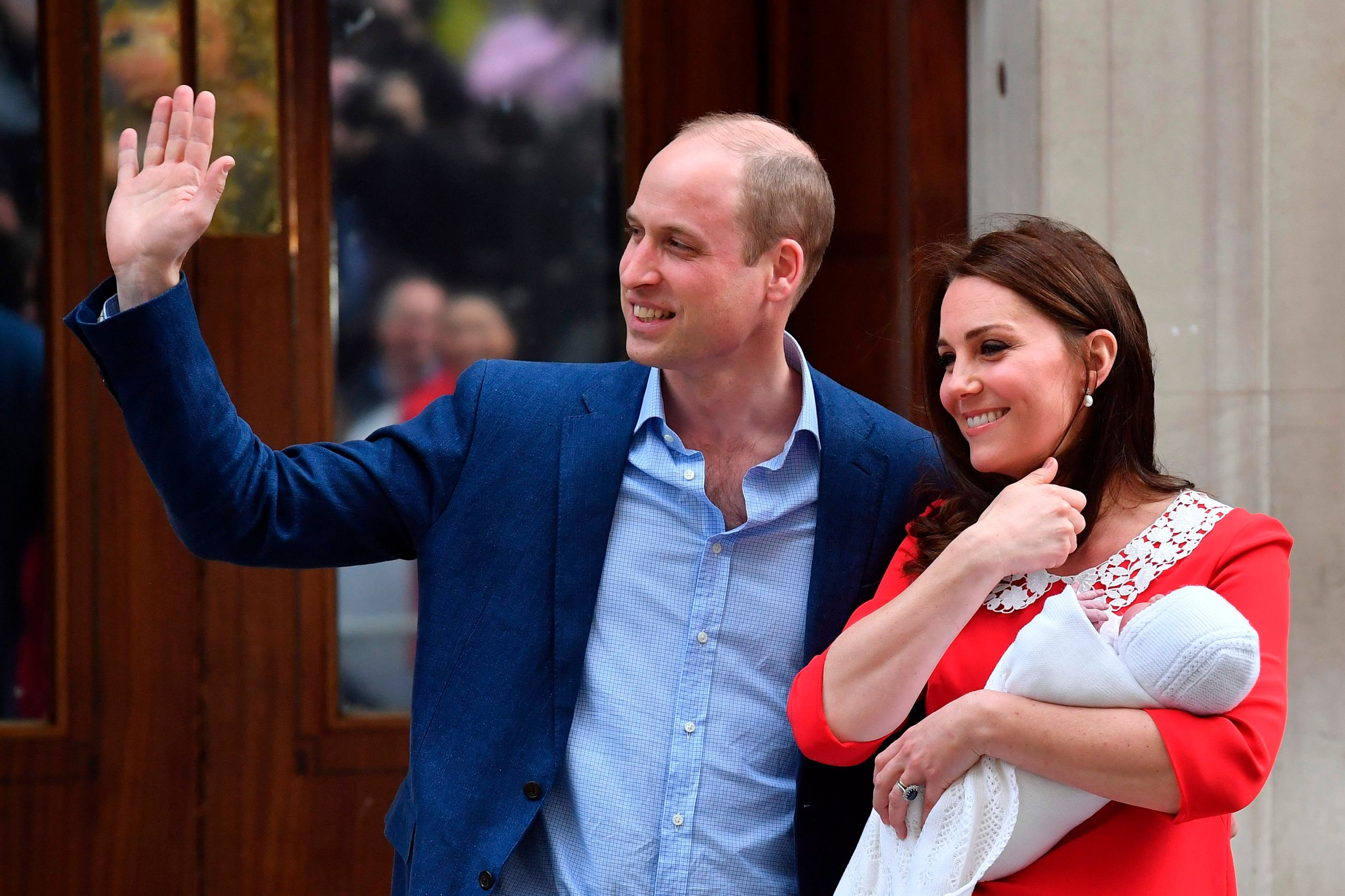Prins William en echtgenote Catherine tonen hun tweede zoon aan de wereldpers op zijn geboortedag 23