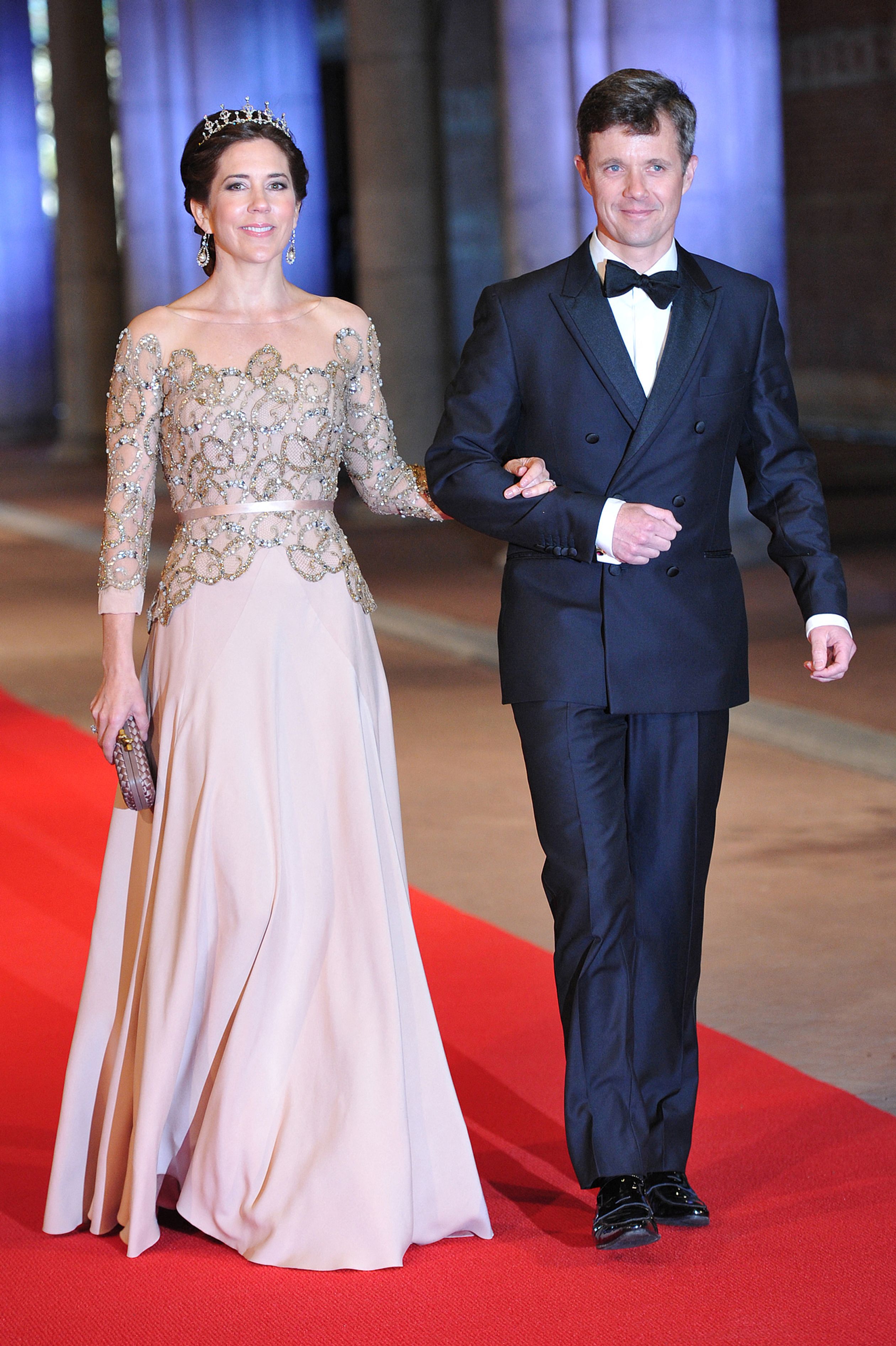 Mary en Frederik komen aan bij het afscheidsdiner van prinses Beatrix.