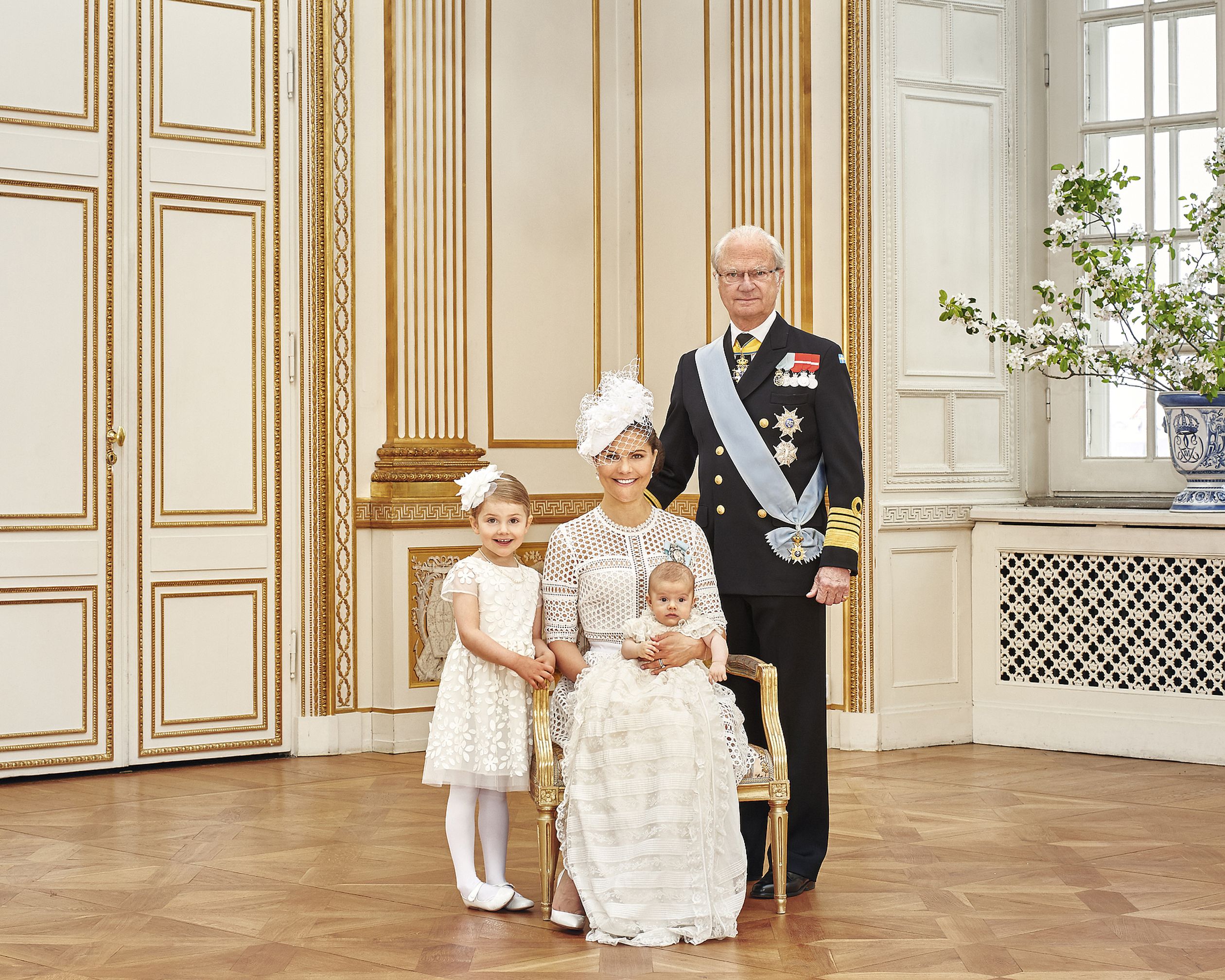 Eén van de officiële doopfoto's, gemaakt op 27 mei 2016. Koning Carl Gustaf met zijn troonopvolgers