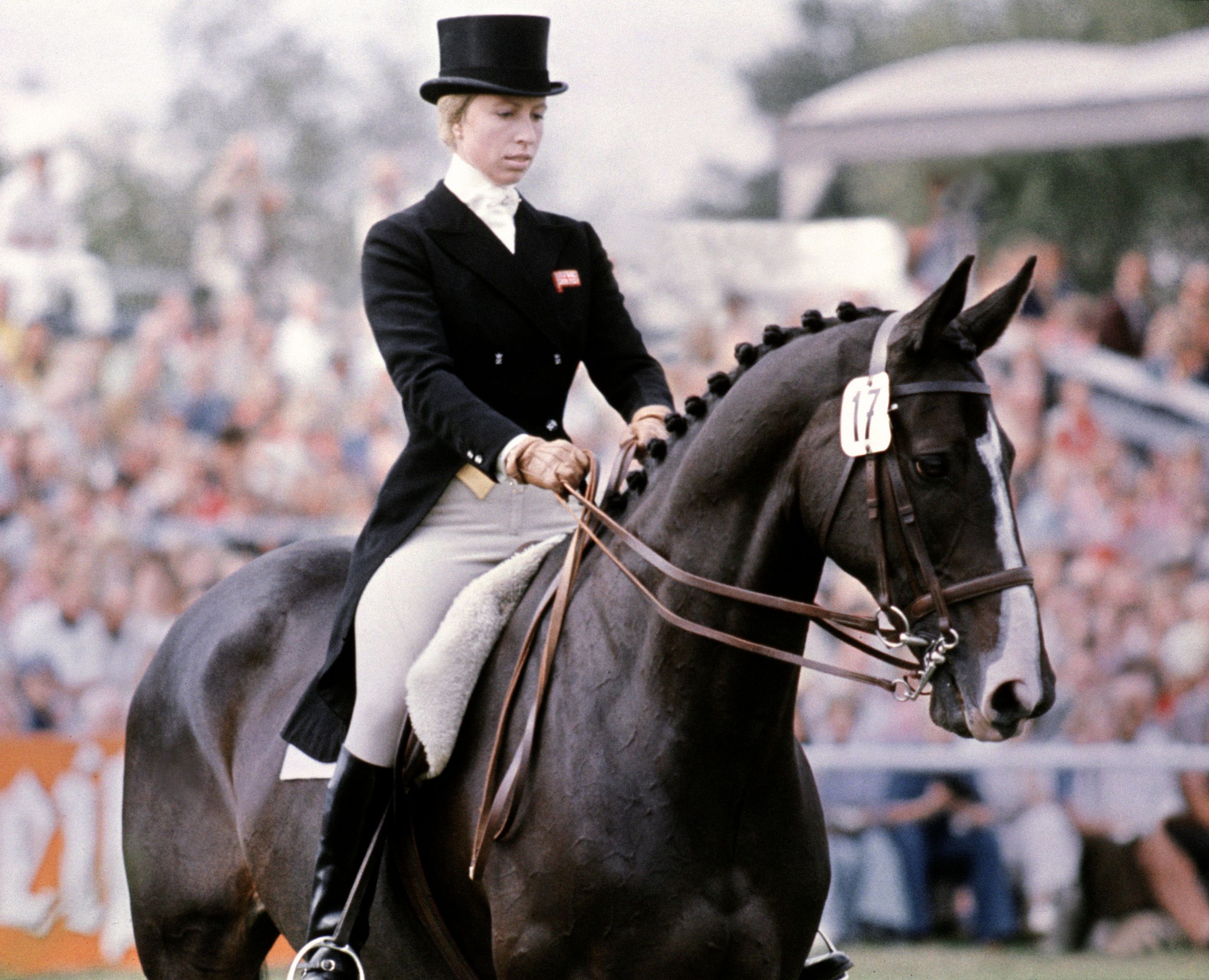 1971: Prinses Anne houdt van dressuur en nam in de jaren '70 veel deel aan wedstrijden, zoals hier