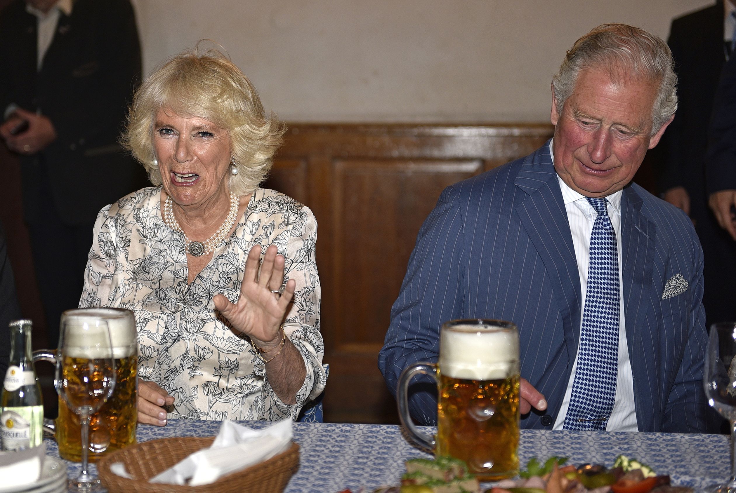 Zo'n Duits biertje zien Charles en Camilla niet zo zitten.