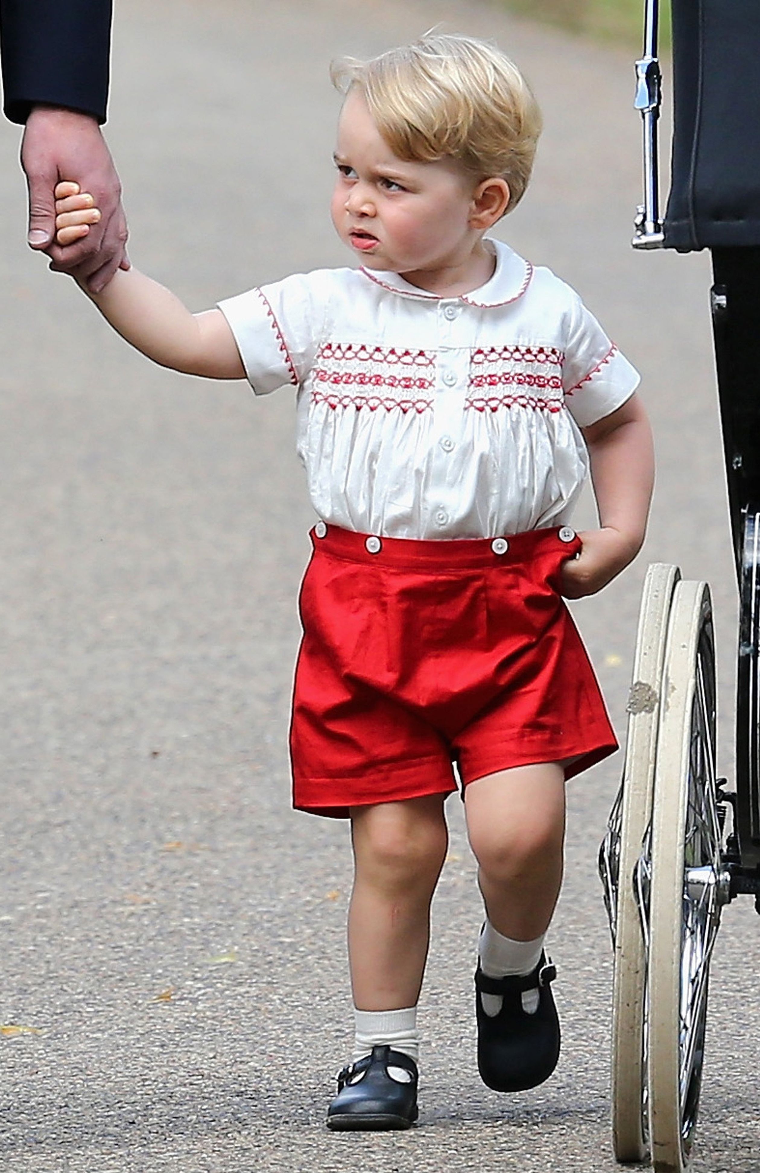Prins George, wat een mooi ventje! In zijn rode broekje steelt hij de show op de dag dat zijn zusje