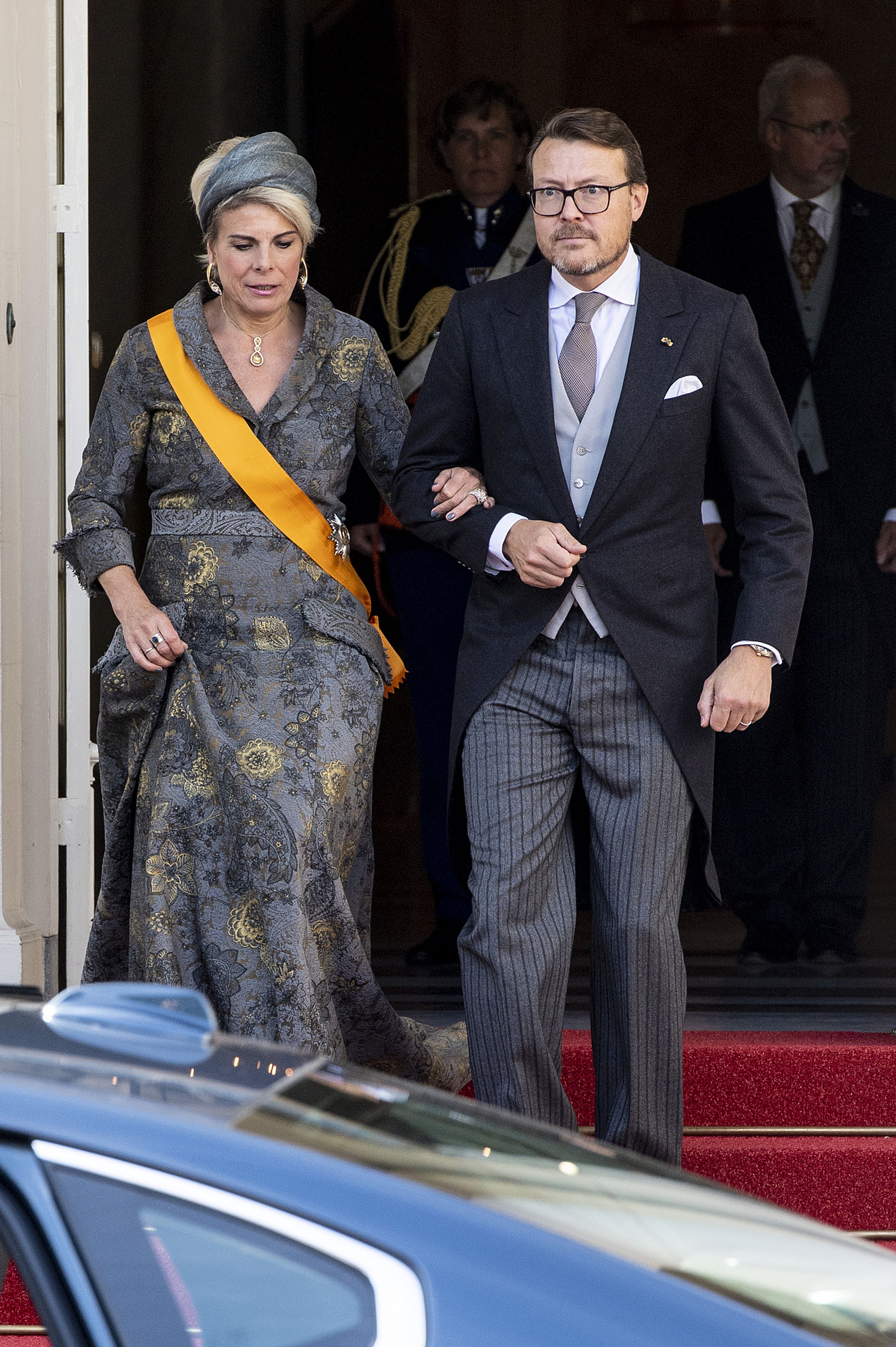 Prins Constantijn en prinses Laurentien verlaten paleis Noordeinde.