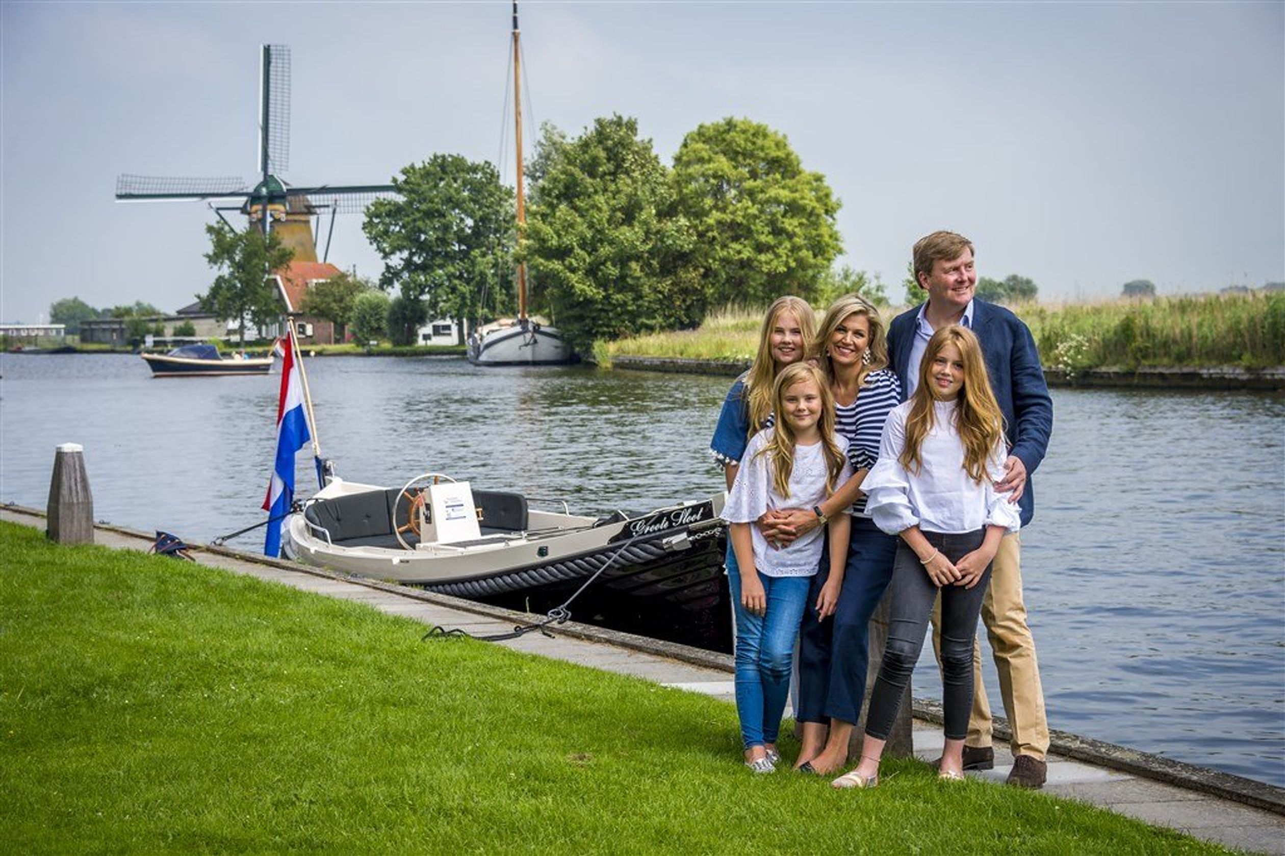 In 2017 poseert de koning met zijn gezin tijdens de fotosessie bij de Kagerplassen in Warmond (7